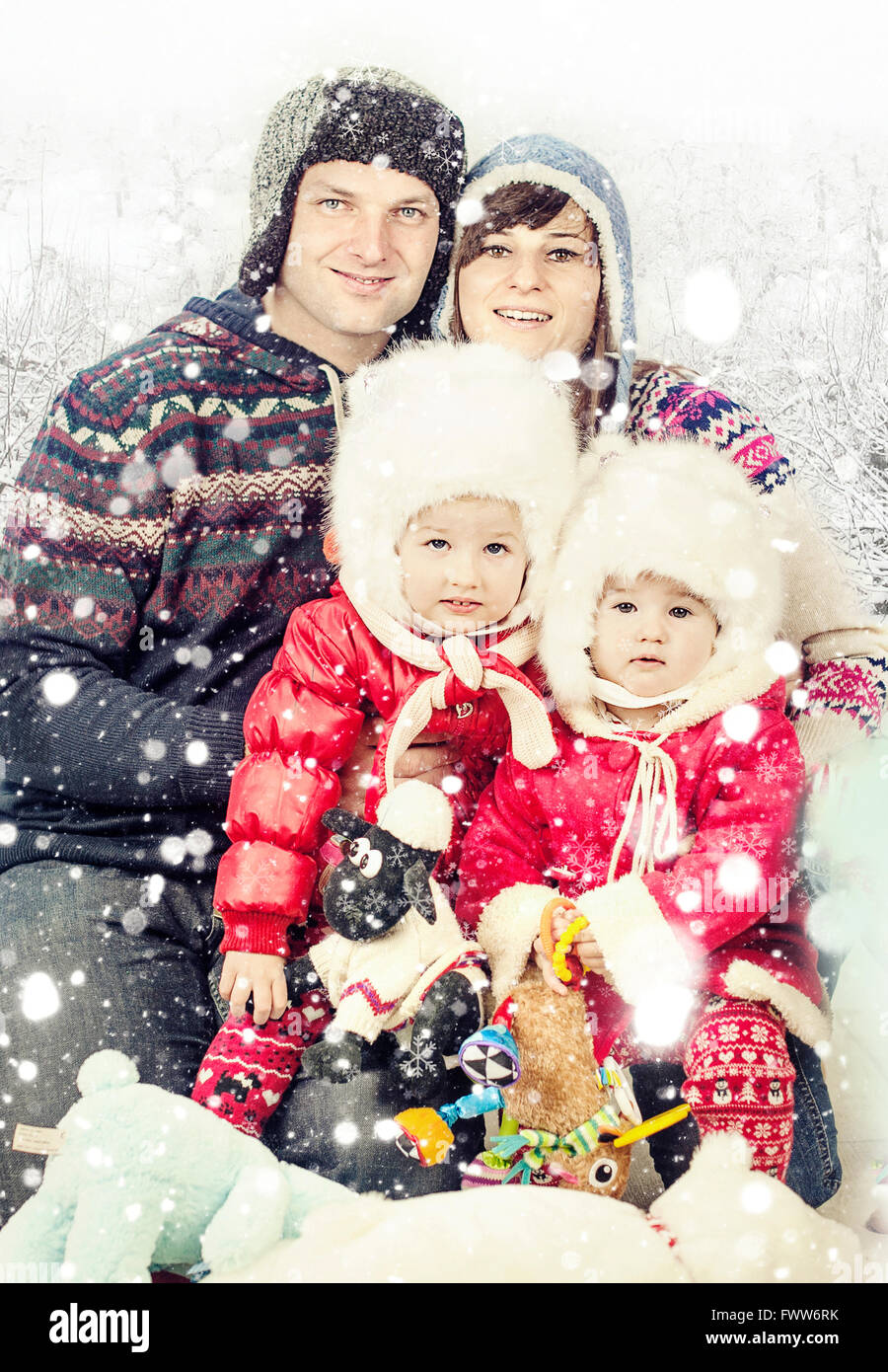 I genitori con le sue due figlie in snow Foto Stock