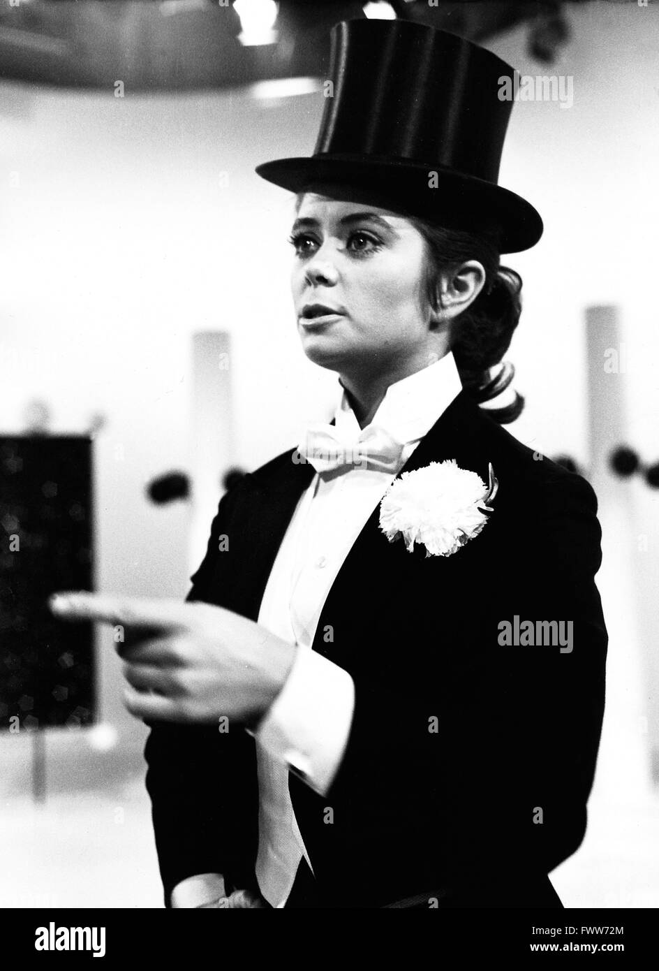 Wencke Myhre: Das ist meine Welt: die norwegische Schlagersängerin Wencke Myhre in Frack und Zylinder Showteil im, Deutschland 1970er Jahre. Norwegian Schlager cantante Wencke Myhre indossando una spaccata e un tubo da stufa hat a cantare la parte del suo show televisivo, Germania degli anni settanta Foto Stock