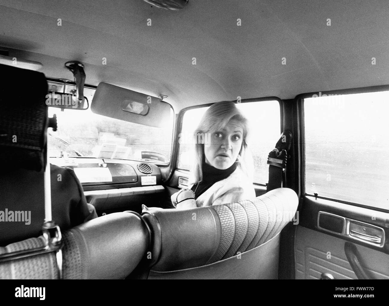 Dänische Sängerin Gitte Haenning auf dem Beifahrersitz, Deutschland 1970er Jahre. Cantante danese Gitte Haenning sul co-sedile conducente, Germania degli anni settanta. Foto Stock