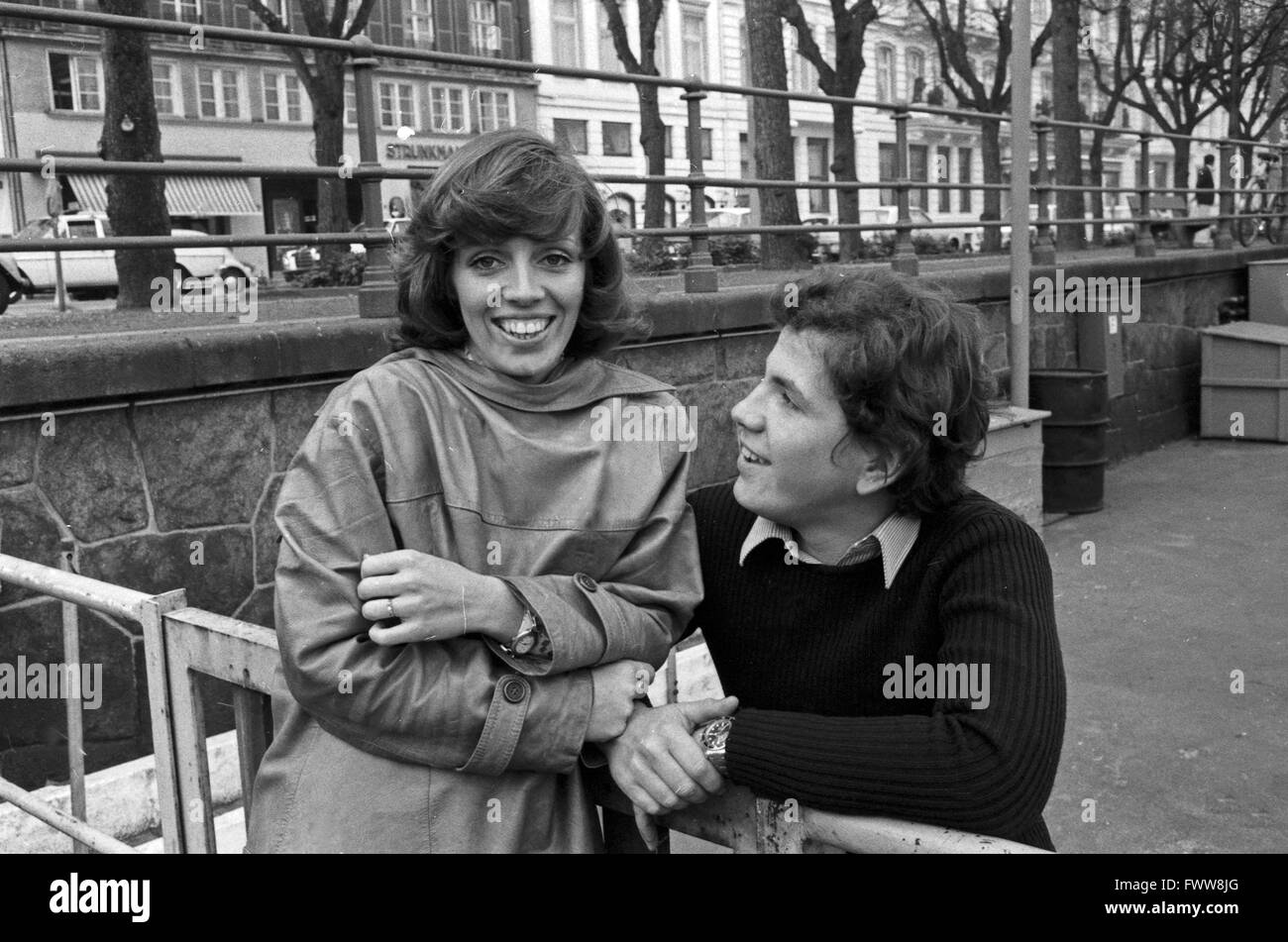 Treffem der beiden Volksschauspieler Heidi Mahler und Peter Millowitsch in Amburgo, Deutschland 1970er Jahre. Incontro dei due folklore tedesco attori Heidi Mahler e Peter Millowitsch a Amburgo, Germania degli anni settanta. Foto Stock