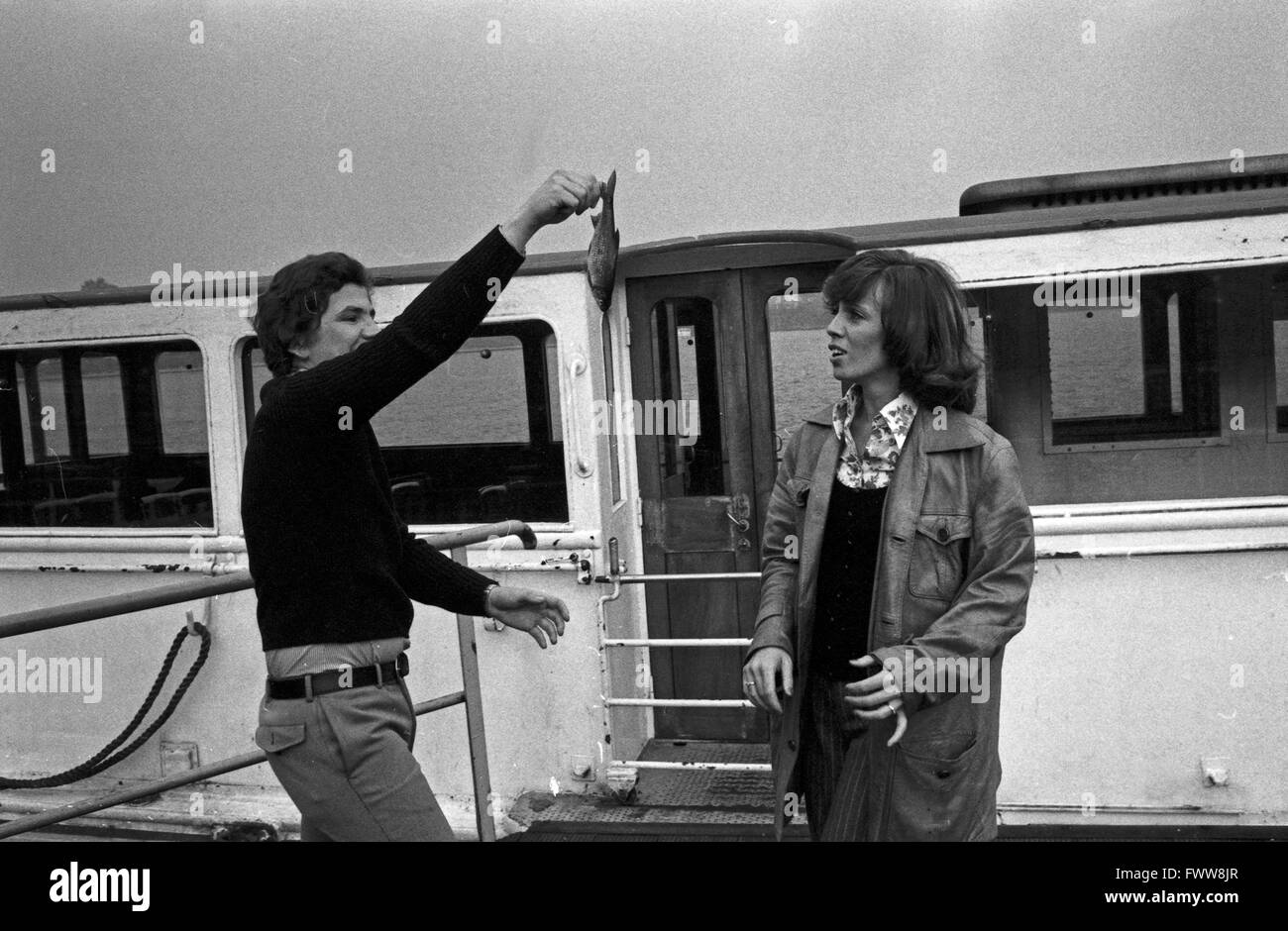 Treffem der beiden Volksschauspieler Heidi Mahler und Peter Millowitsch in Amburgo, Deutschland 1970er Jahre. Incontro dei due folklore tedesco attori Heidi Mahler e Peter Millowitsch a Amburgo, Germania degli anni settanta. Foto Stock