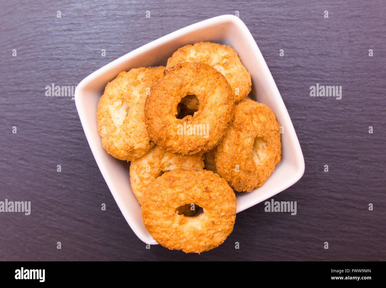 I cookie su un recipiente quadrato sulla sommità di ardesia visto da sopra Foto Stock