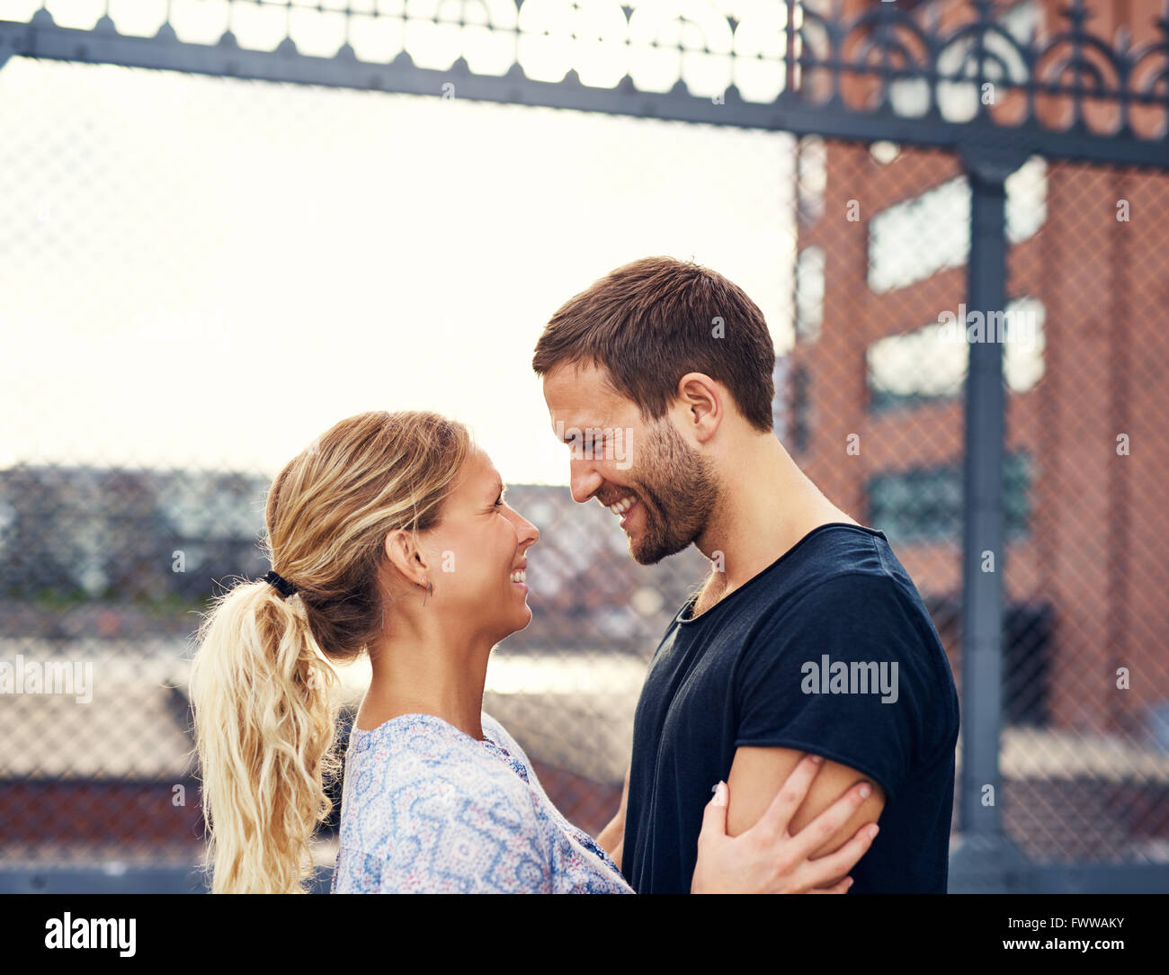 Sorridenti matura in amore, City Scape in background Foto Stock