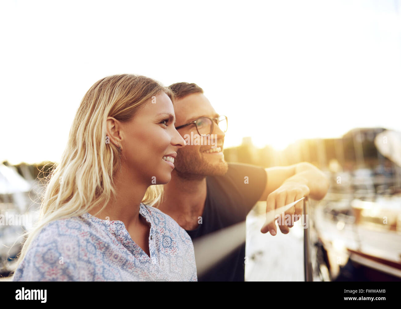 Il marito e la moglie per godersi la vita mentre è seduto su una barca Foto Stock