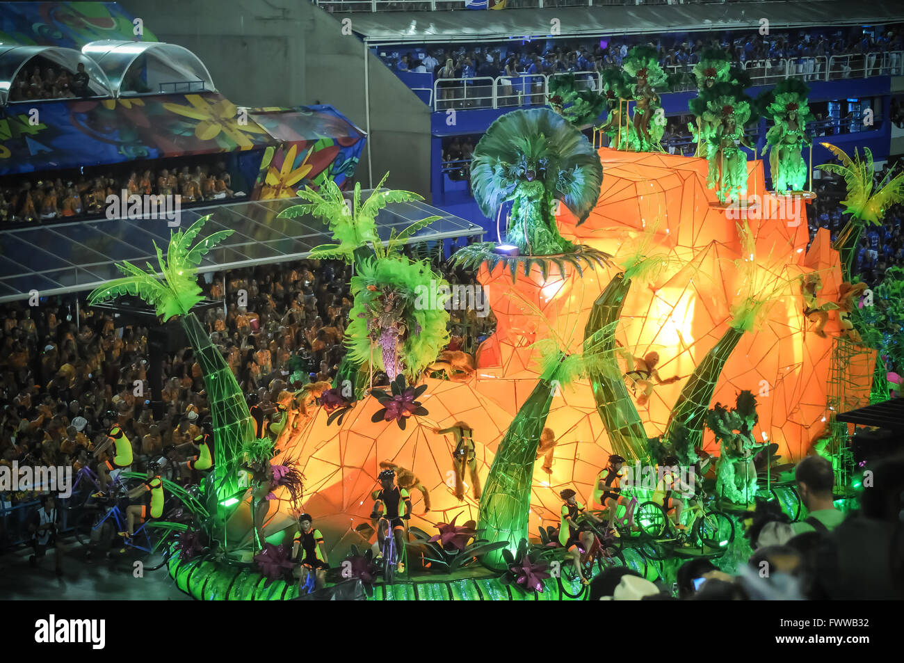 La União da Ilha scuola di samba a sfilare al carnevale di Rio 2016. Foto Stock