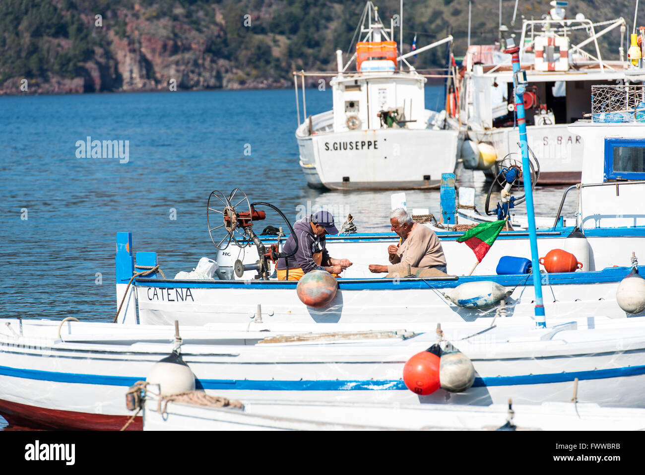 I pescatori riassettavano le reti di Lipari Foto Stock