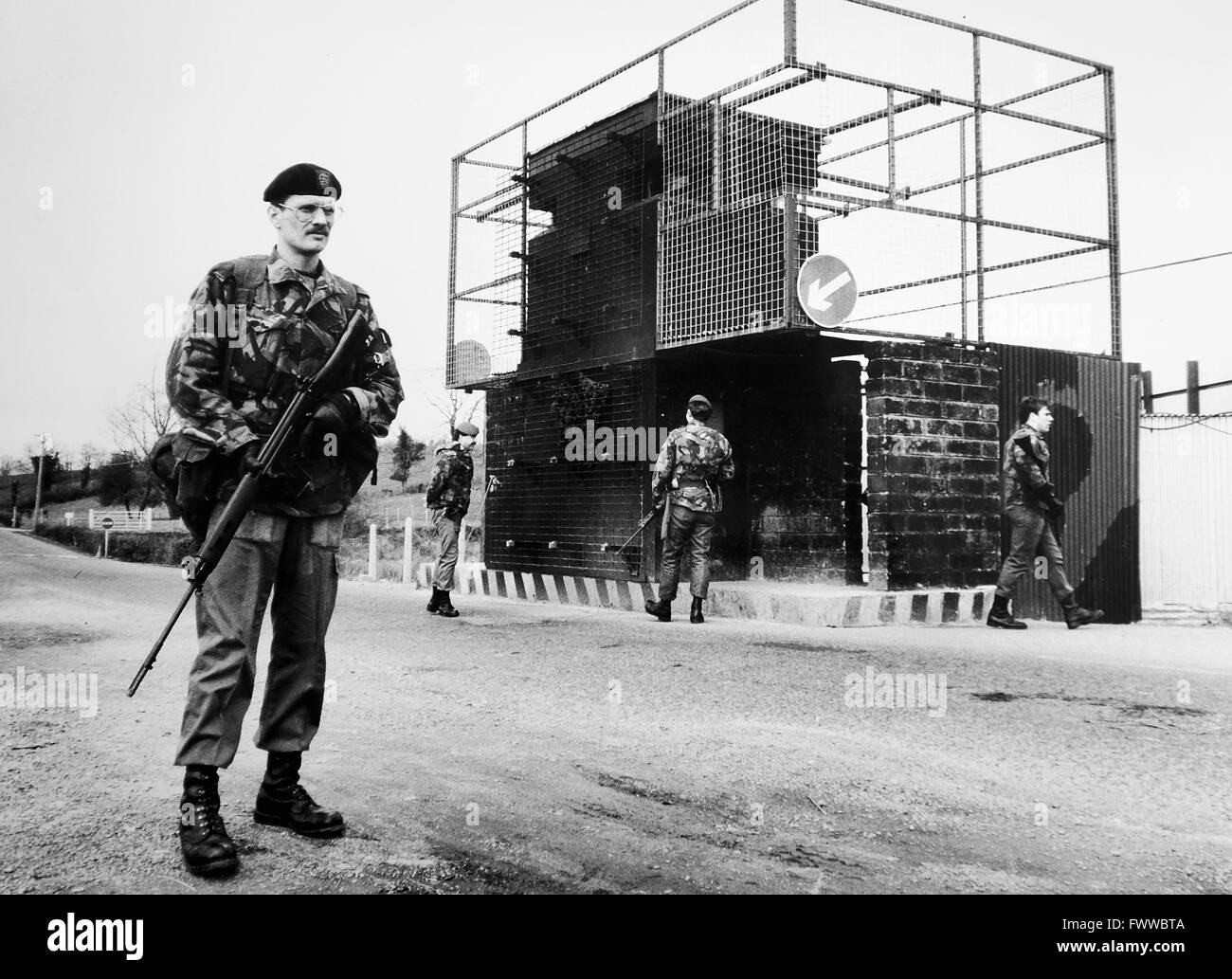 Irlanda del Nord 1984 - Le truppe dal primo battaglione del Queen's reggimento in corrispondenza di un veicolo al checkpoint Kilturk vicino al confine a Omagh Foto Stock