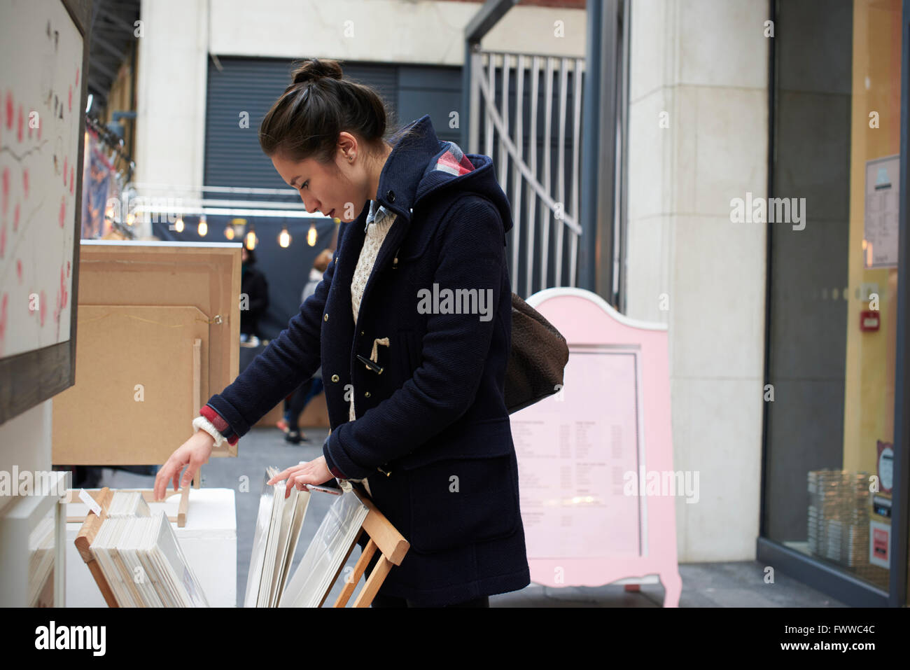 Giovane Donna Shopping nel mercato coperto Foto Stock