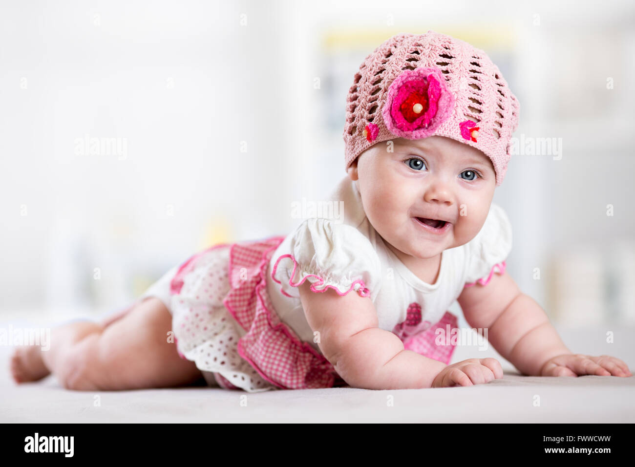 Incantevole bambino bambina con hat giacente Foto Stock