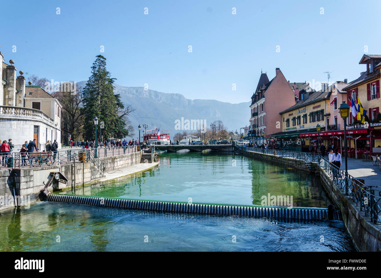 Vista lungo un canale verso il lago di Annecy. Foto Stock