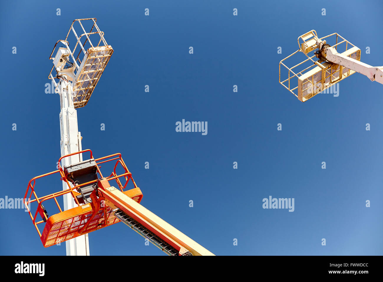 Attrezzature di costruzione uomo antenna sollevare il braccio gru nel cielo Foto Stock