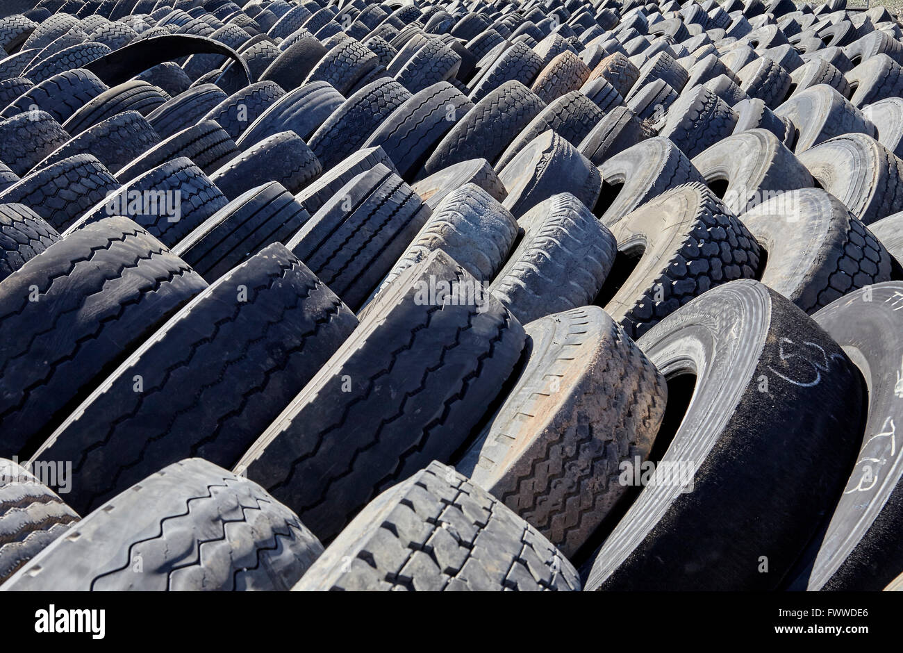 Automobilistiche e commerciali utilizzati pneumatici usurati danneggiato per il riciclaggio dei rifiuti industriali gestione smaltimento Foto Stock