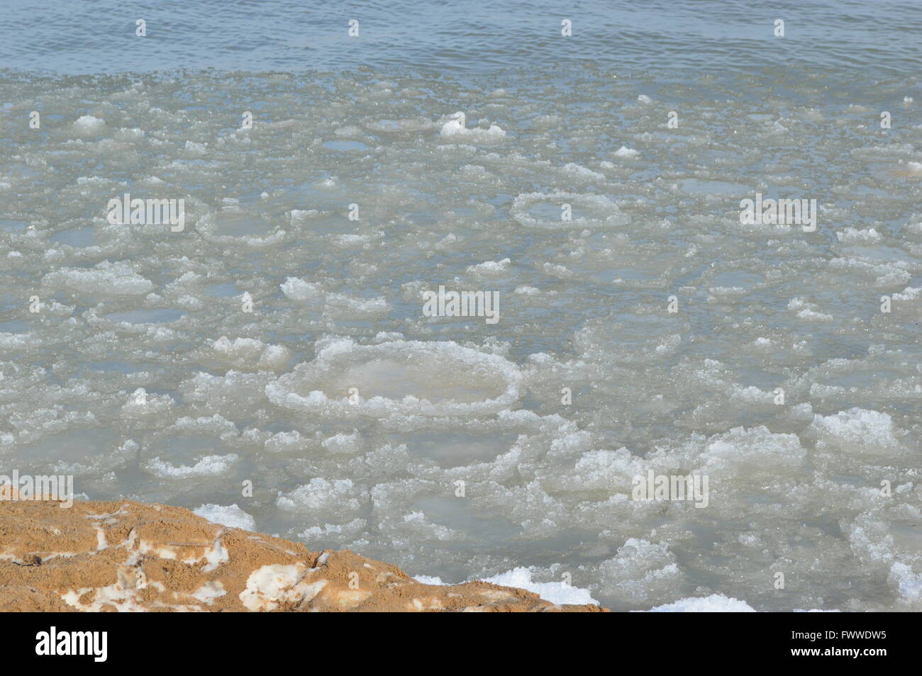 Il ghiaccio e la neve inizia a fondere lungo la costa del Lago Huron in primavera Foto Stock