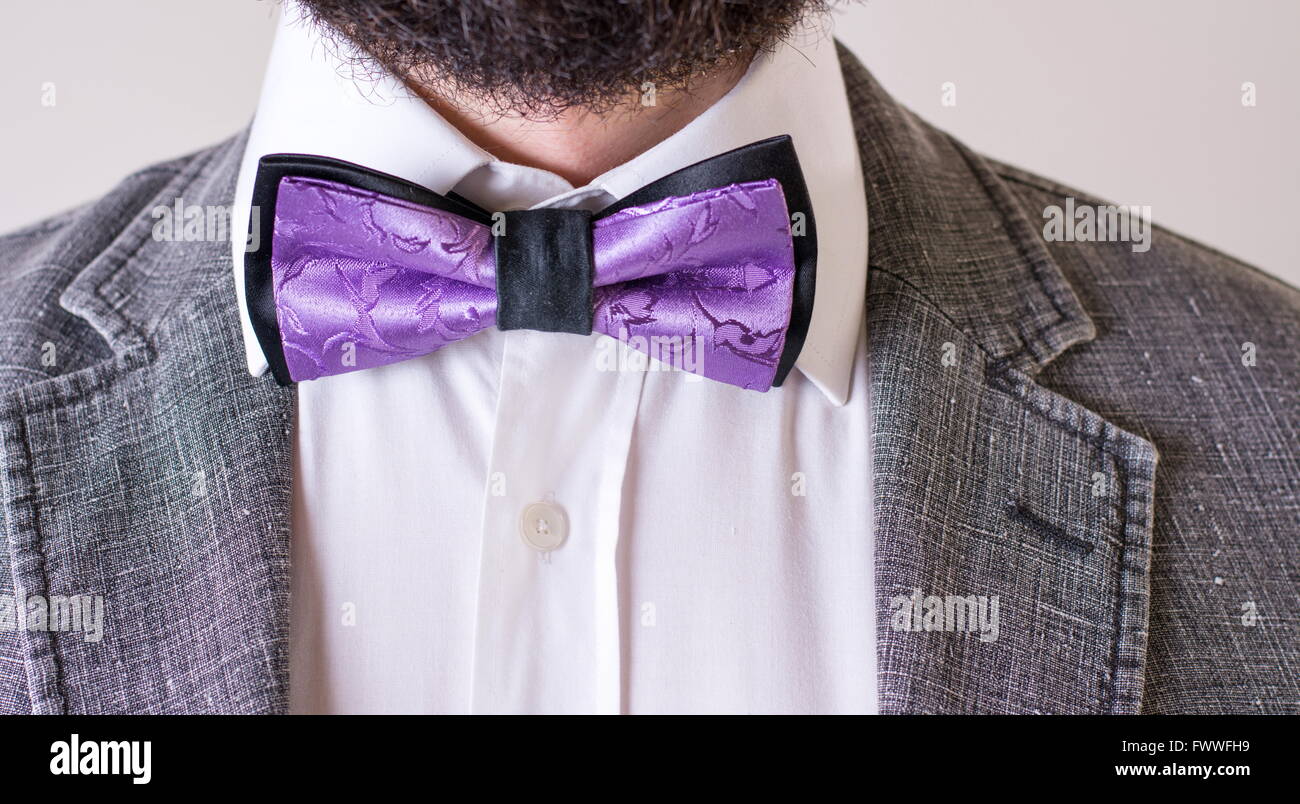 Uomo Barbuto in un vestito con un filtro bow tie Foto Stock
