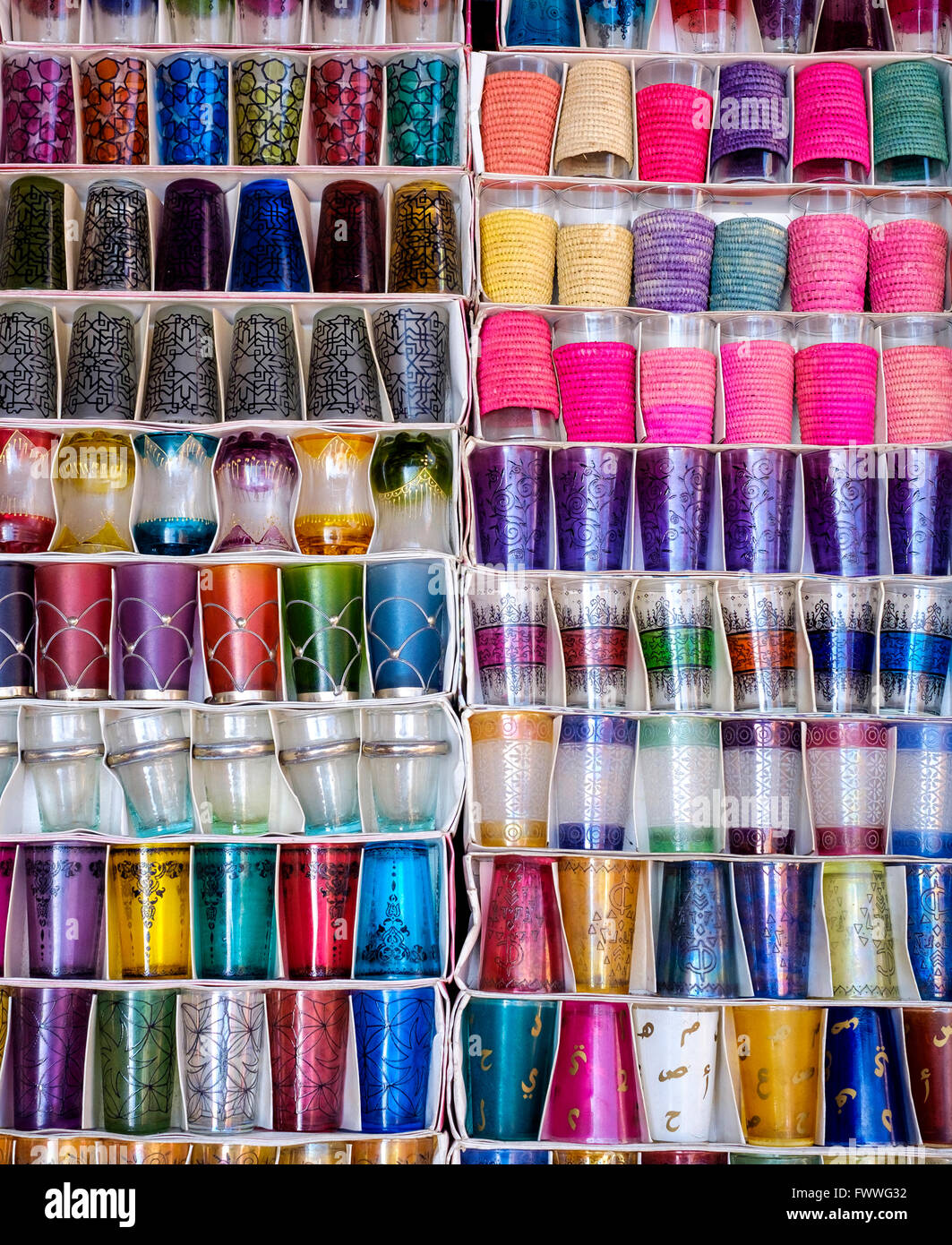 Vetreria decorato sul display al di fuori di un negozio in una delle strette Souk della Medina di Marrakech, Marocco, Africa del Nord Foto Stock