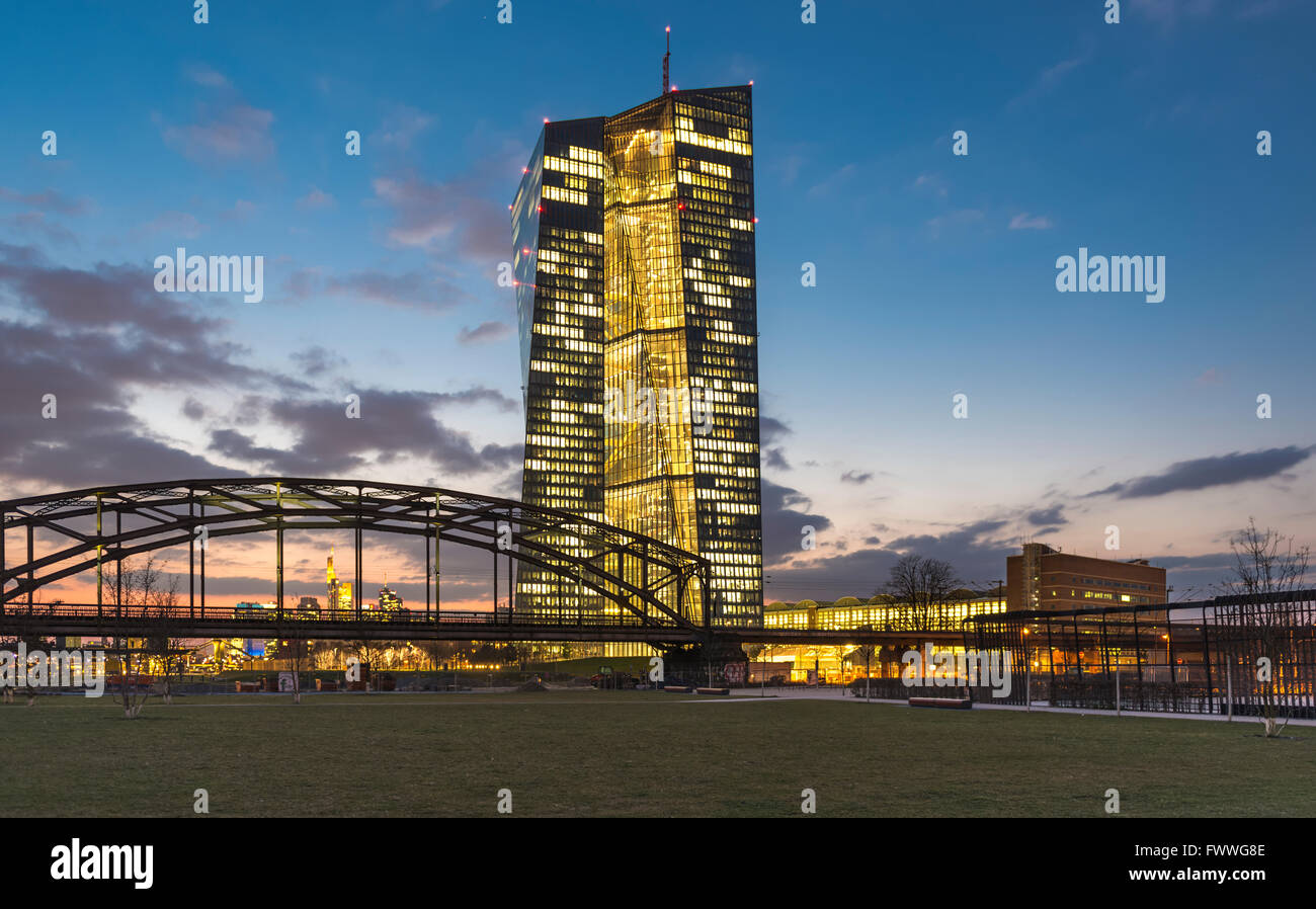 Illuminata luminosamente Banca centrale europea, BCE, al tramonto, blu ora, Harbour Park, Francoforte Hesse, Germania Foto Stock