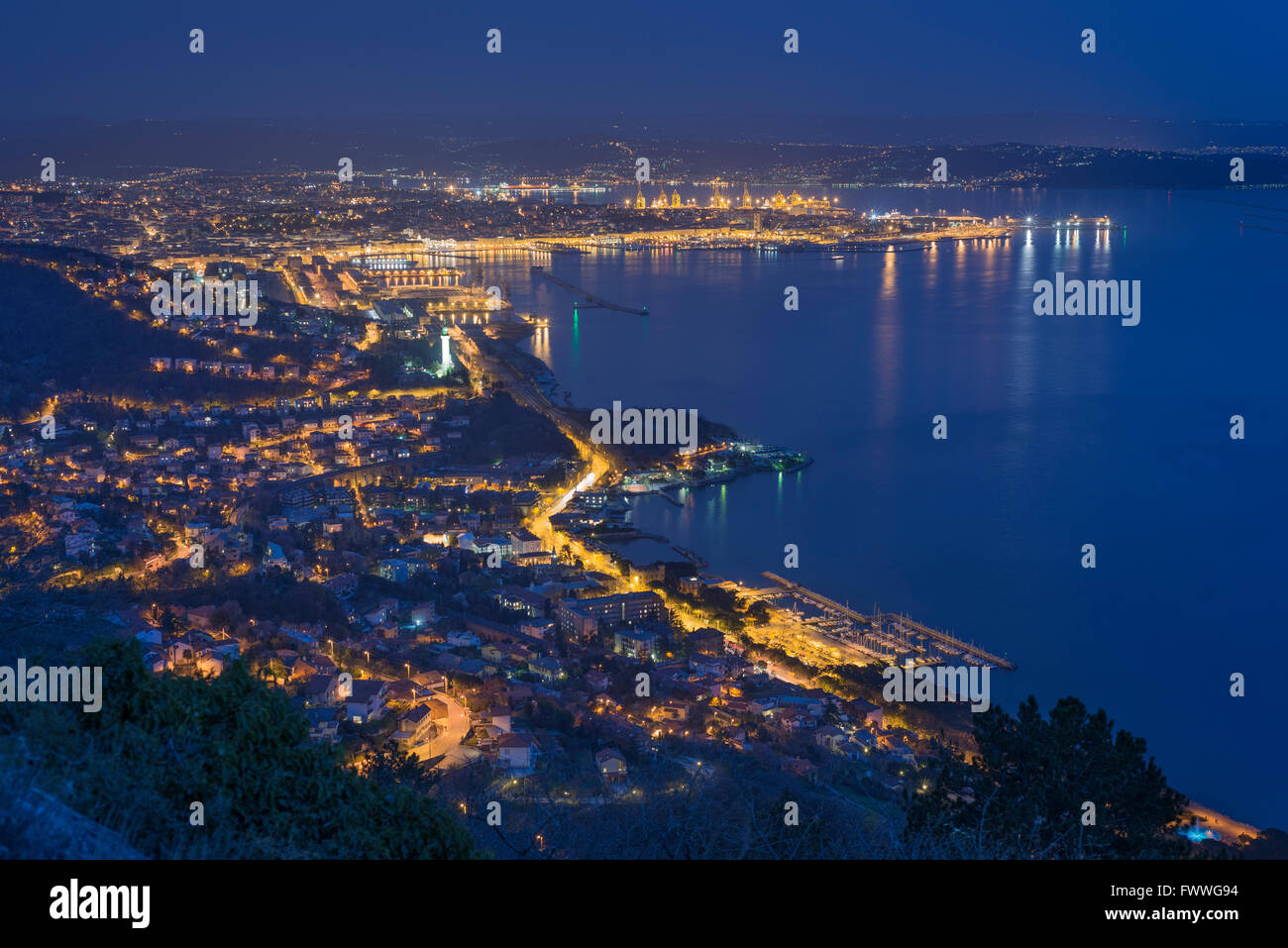 Trieste, vista panoramica della città e la baia come si vede dal Tempio di Monte Grisa, night shot, Trieste, Friuli Venezia Giulia Foto Stock