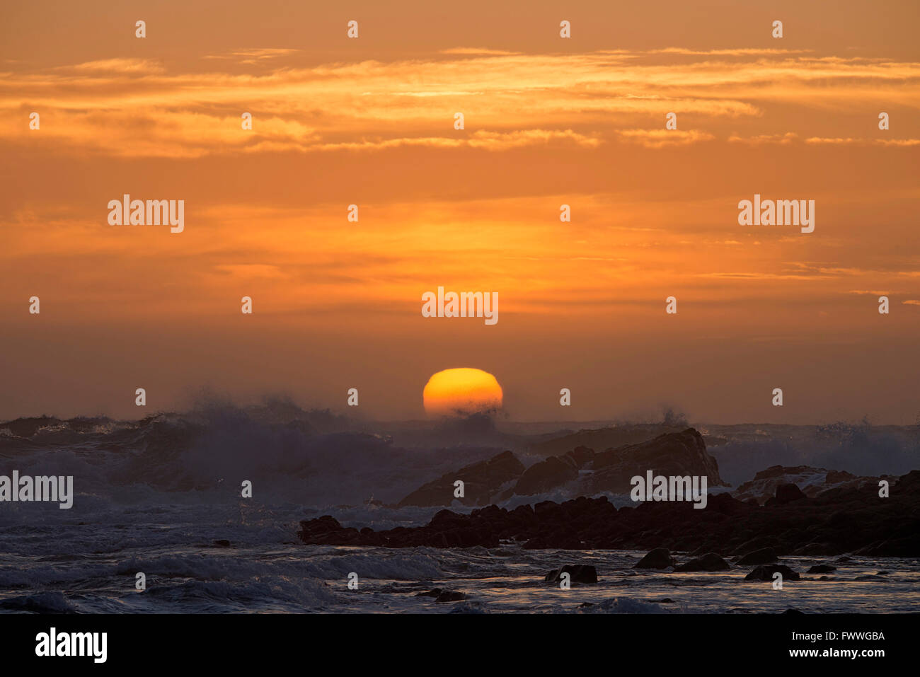 Tempestoso Mare Mediterraneo al tramonto sulla costa di Capo Pecora, Buggerru, Sardegna, Italia Foto Stock