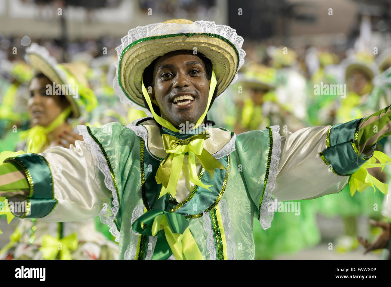 Sorridente ballerino, sfilata delle scuole di samba Acadêmicos do Grande Rio, Carnevale 2016 nel Sambodromo, Rio de Janeiro, Brasile Foto Stock