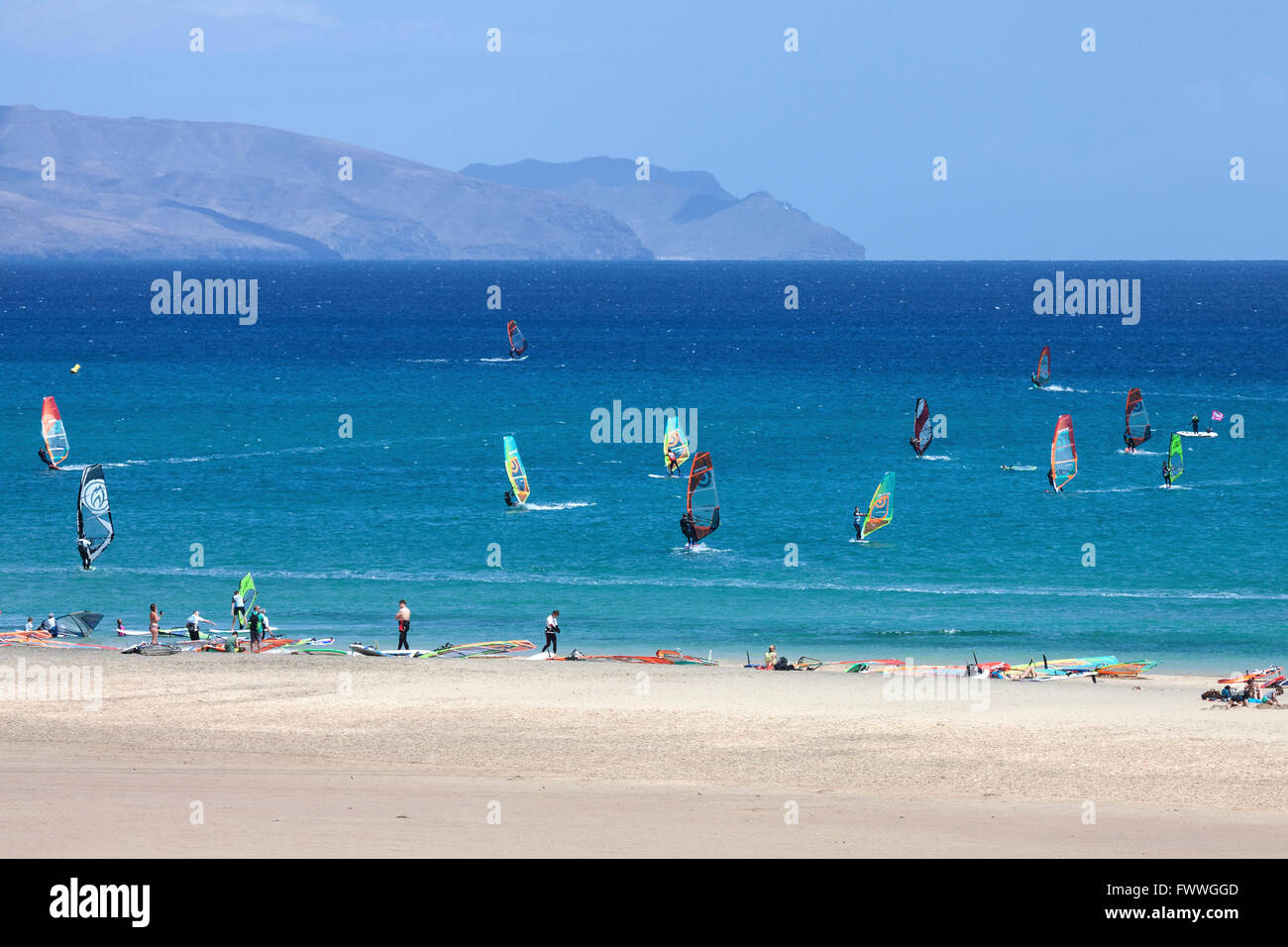 Windsurfers nelle acque turchesi off la Playa Risco del Paso spiaggia, Playa de Sotavento, Jandia, Fuerteventura Foto Stock