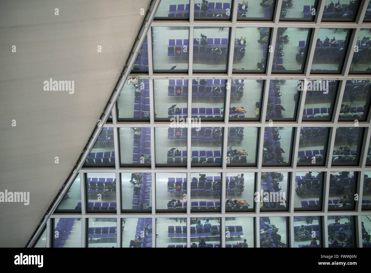 In attesa in aeroporto la riflessione dal tetto di vetro in aeroporto di Suvarnabhumi Thailandia Foto Stock