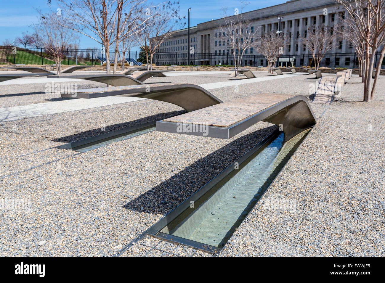 Pentagon Memorial, Contea di Arlington, Virginia, Stati Uniti d'America. Singoli memoriali ciascuno ad una sola vittima. Pentagono edificio sulla destra. Foto Stock