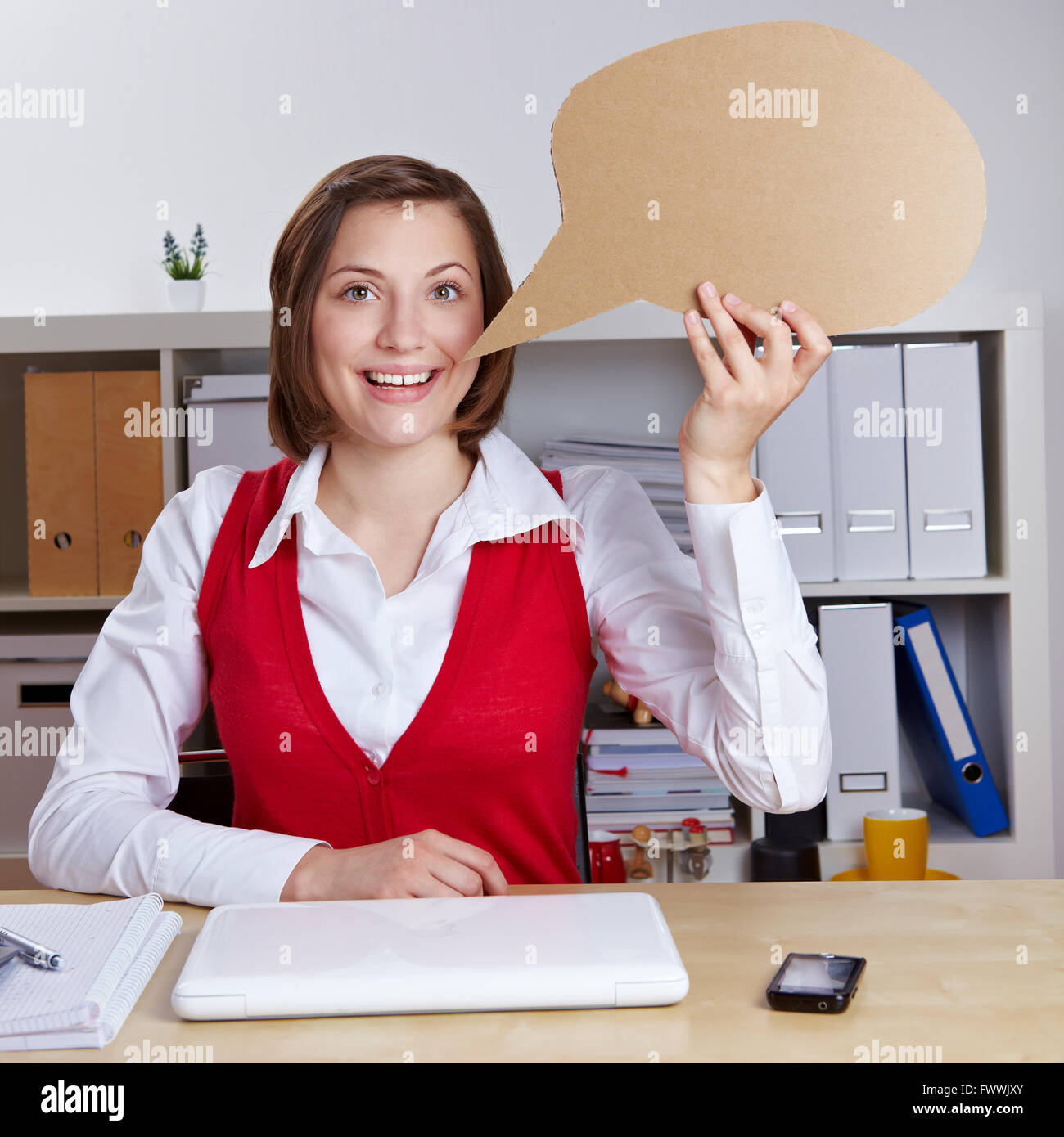 Business Woman holding vuoto palloncino del parlato nel suo ufficio Foto Stock