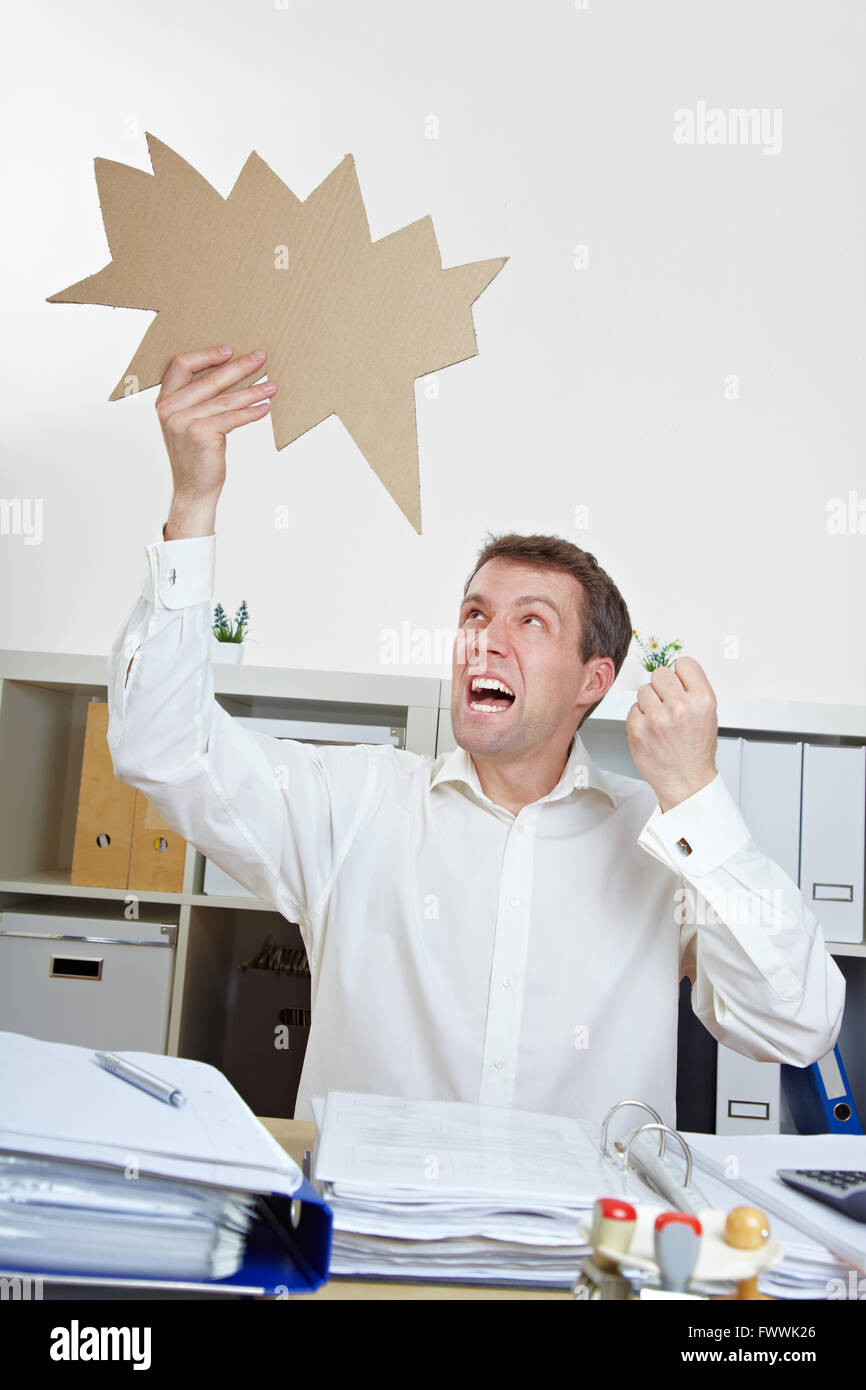 Angry business man ranting con frastagliate di palloncino di parlato in ufficio Foto Stock