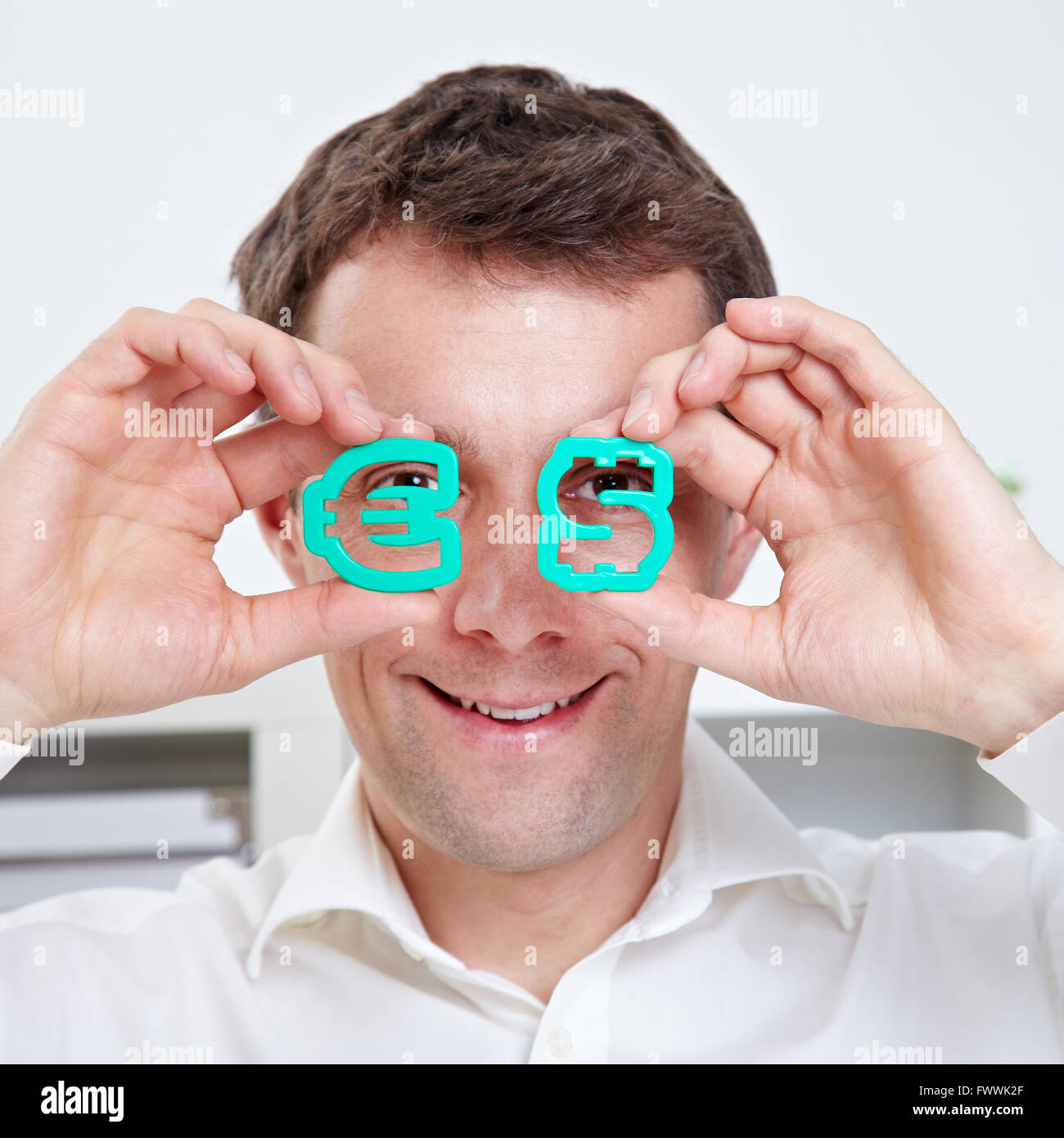 Happy business man con Euro e Dollaro segni di fronte ai suoi occhi Foto Stock