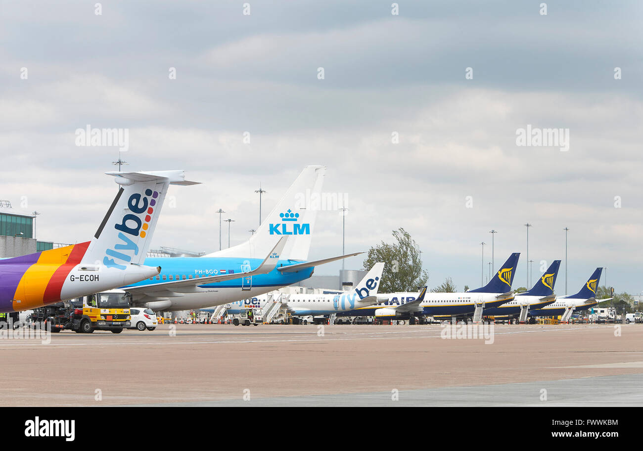 Line-up di diversi vettori attraccata a cancelli. Aeroporto di Manchester, Manchester, Regno Unito. Architetto: n/a, 2015. Foto Stock
