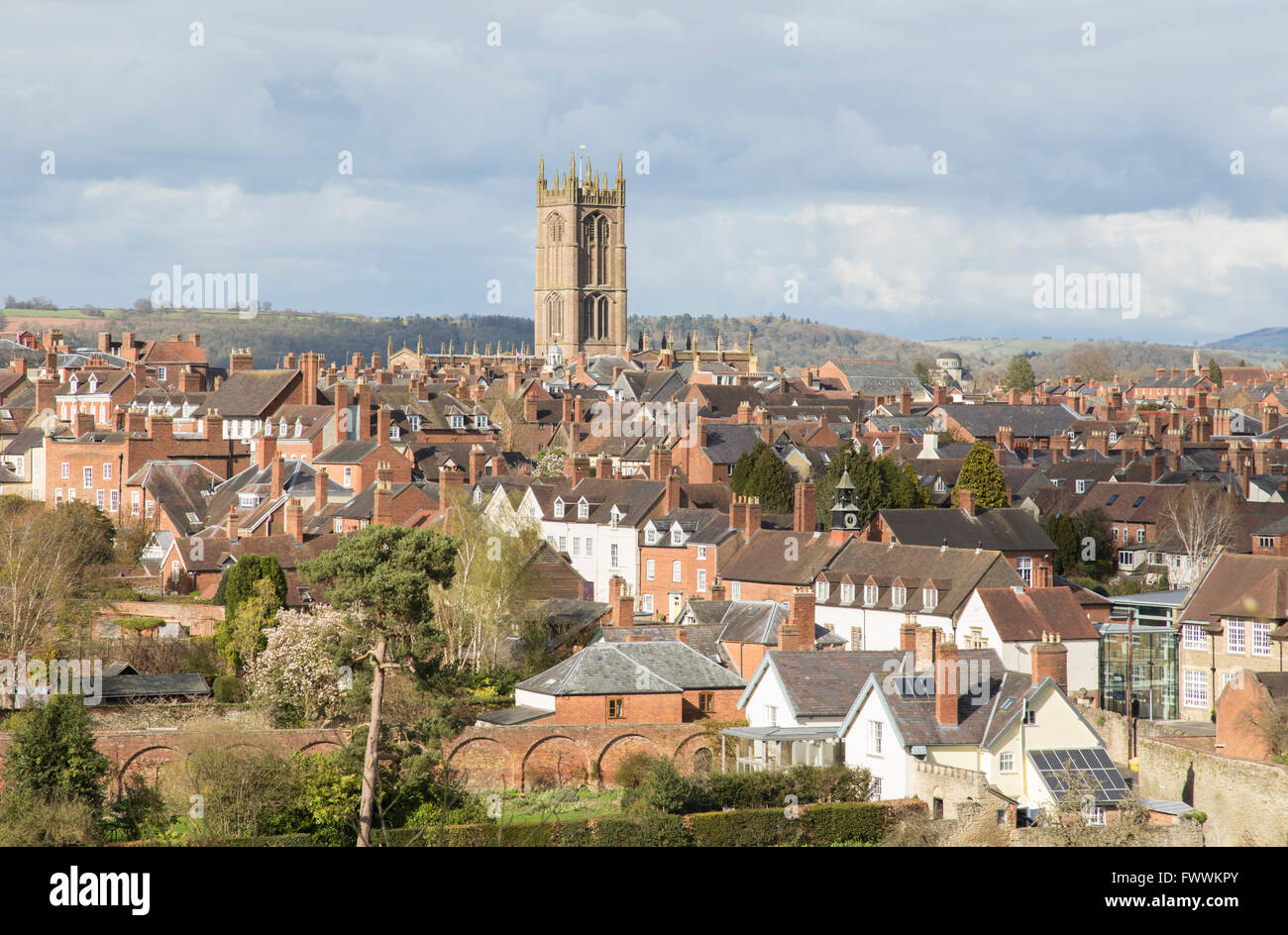 Città di Ludlow e le lontane Titterstone Clee Hill, Shropshire, Inghilterra, Regno Unito Foto Stock