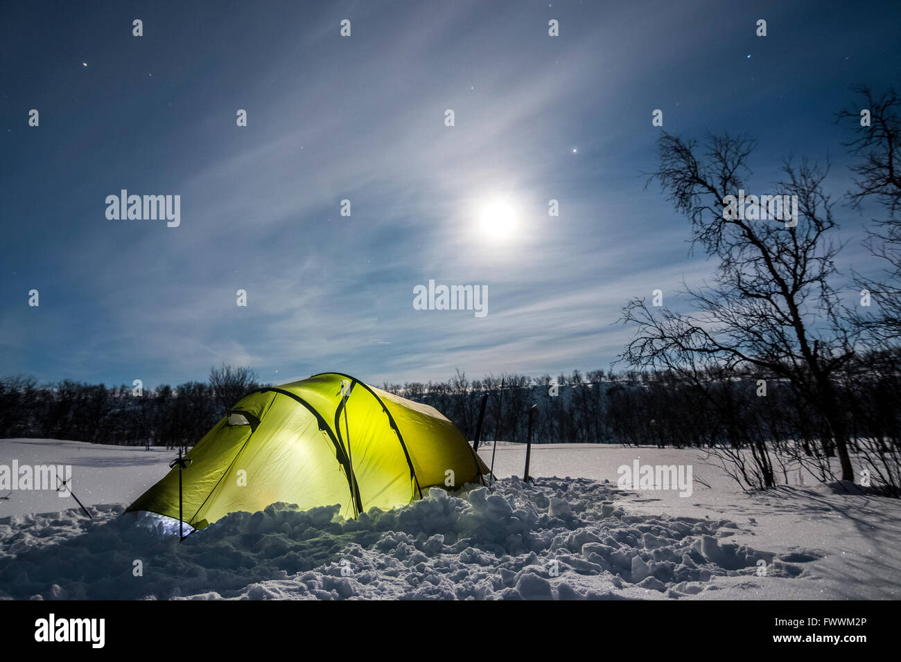 In tenda la notte artica di Finlandia Foto Stock