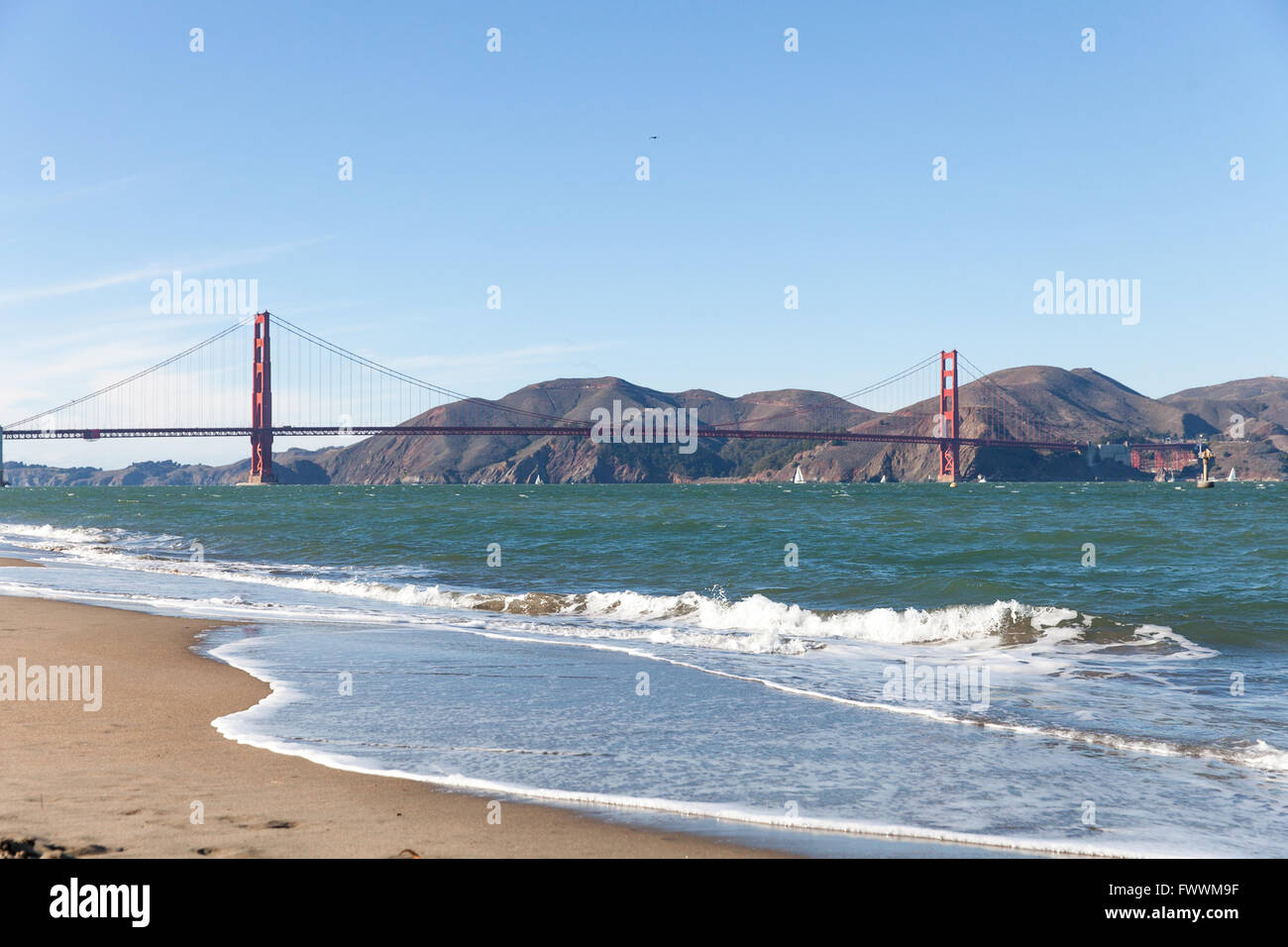 Golden Gate Bridge da Crissy Field, San Francisco in California, Stati Uniti d'America Foto Stock