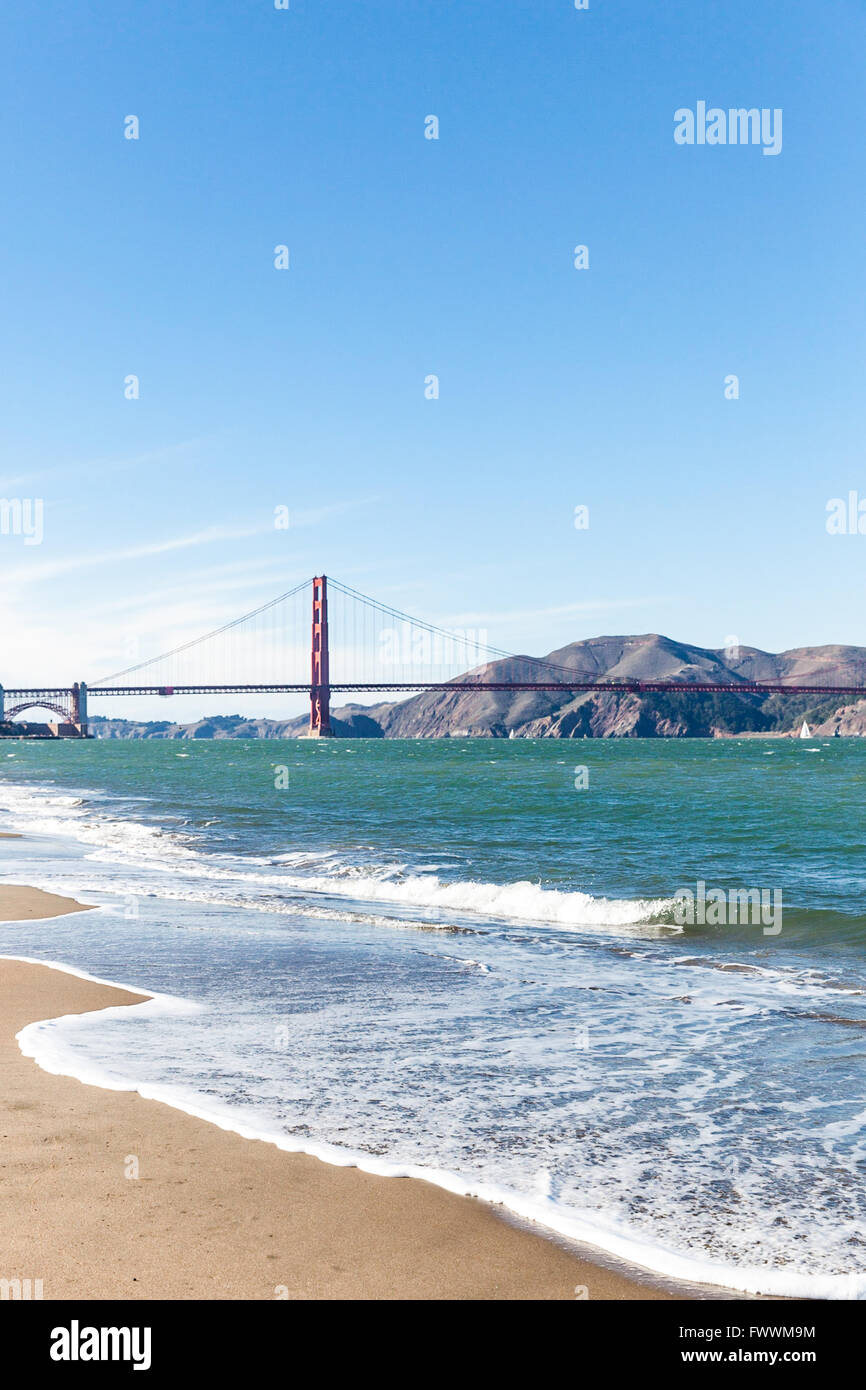 Golden Gate Bridge da Crissy Field, San Francisco in California, Stati Uniti d'America Foto Stock