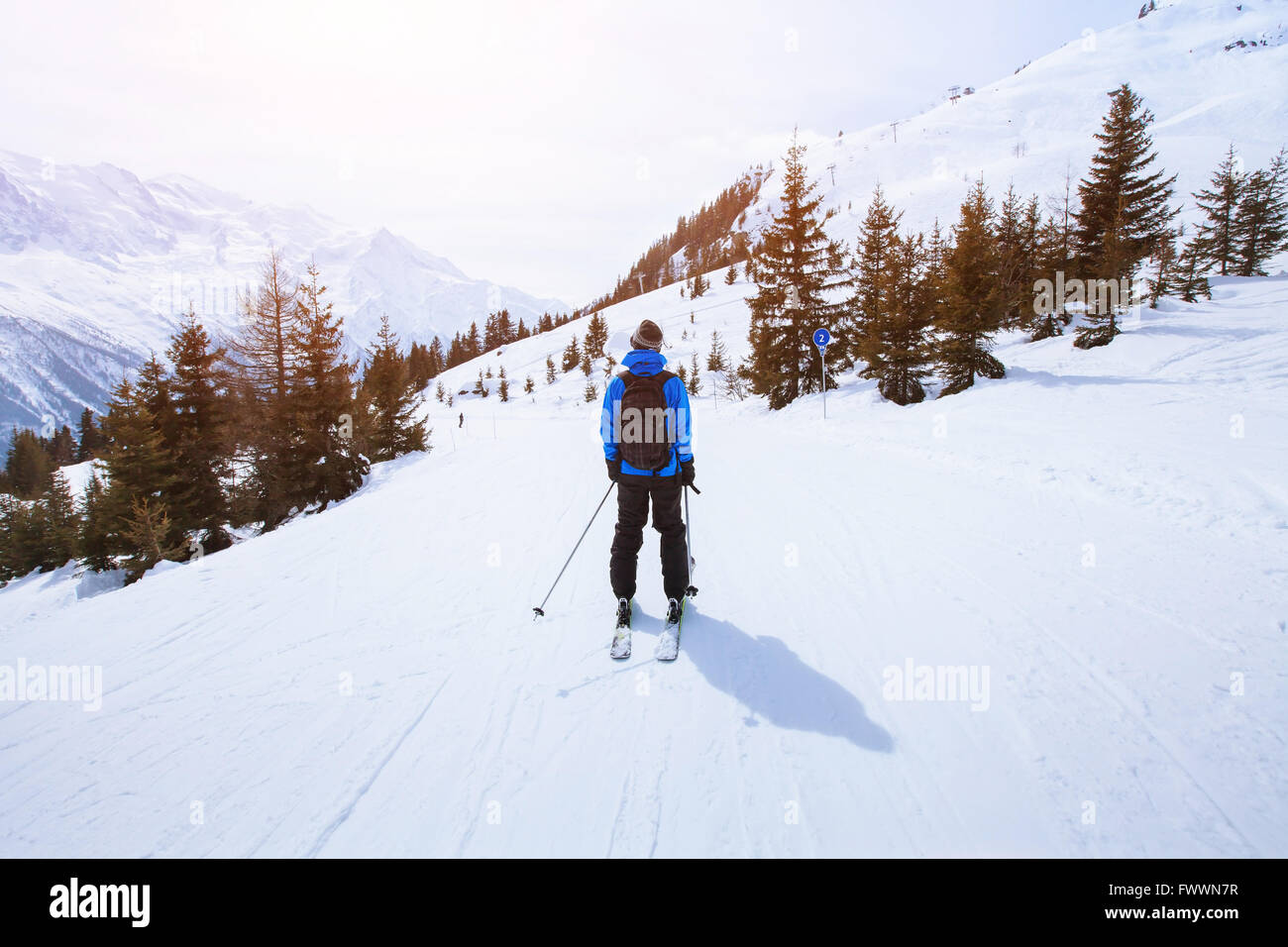 Sciare nelle Alpi, sport invernali in montagna, sciatore e bellissimo paesaggio Foto Stock