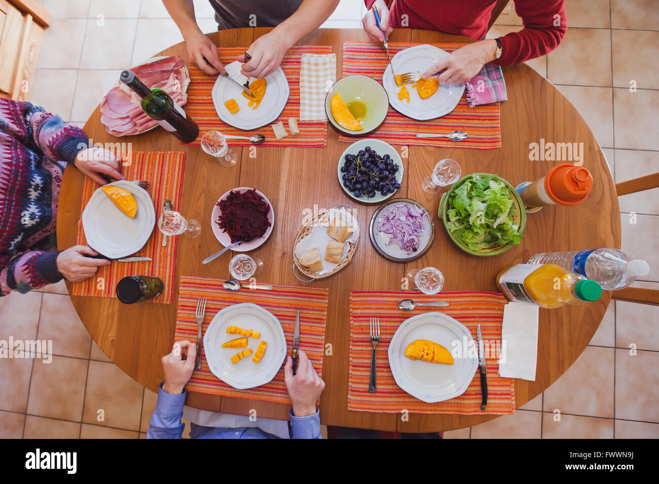 La famiglia a pranzo mangiano antipasti, antipasti, vista dall'alto della tabella con i prodotti alimentari Foto Stock