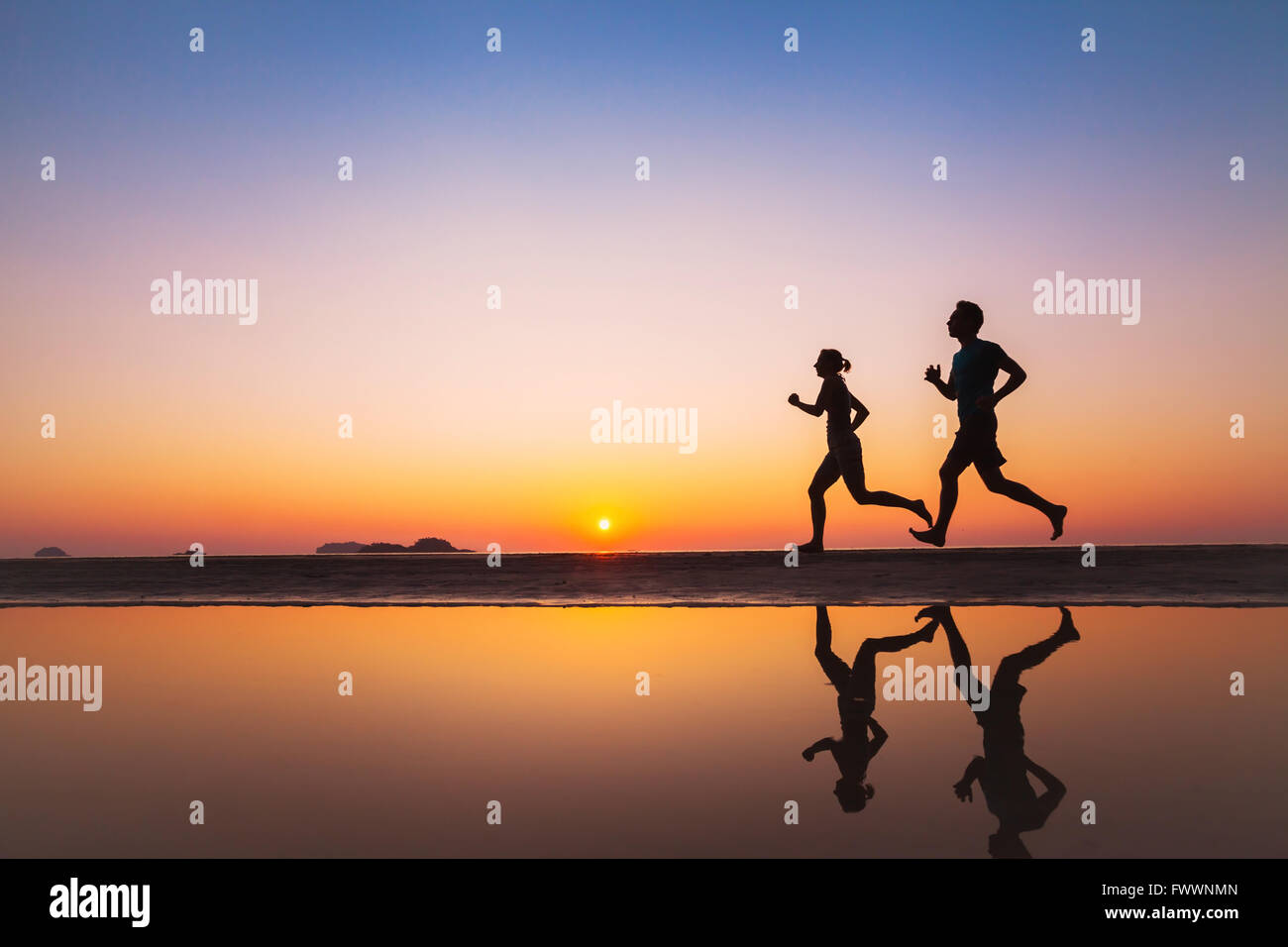 Allenamento, sagome di due guide di scorrimento sulla spiaggia al tramonto, sport e stile di vita sano sfondo Foto Stock