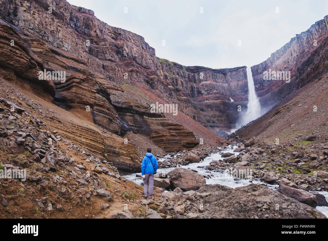 Gli escursionisti a piedi alla cascata Hengifoss in Islanda, bellissimo paesaggio incredibile Foto Stock