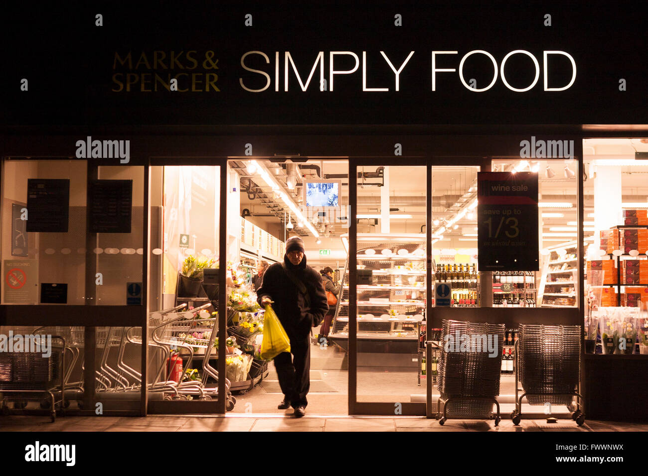 Contrassegnare e Spencer semplicemente supermercato alimentare in Edinburgh Morningside di notte. Foto di pak@ Mera Foto Stock