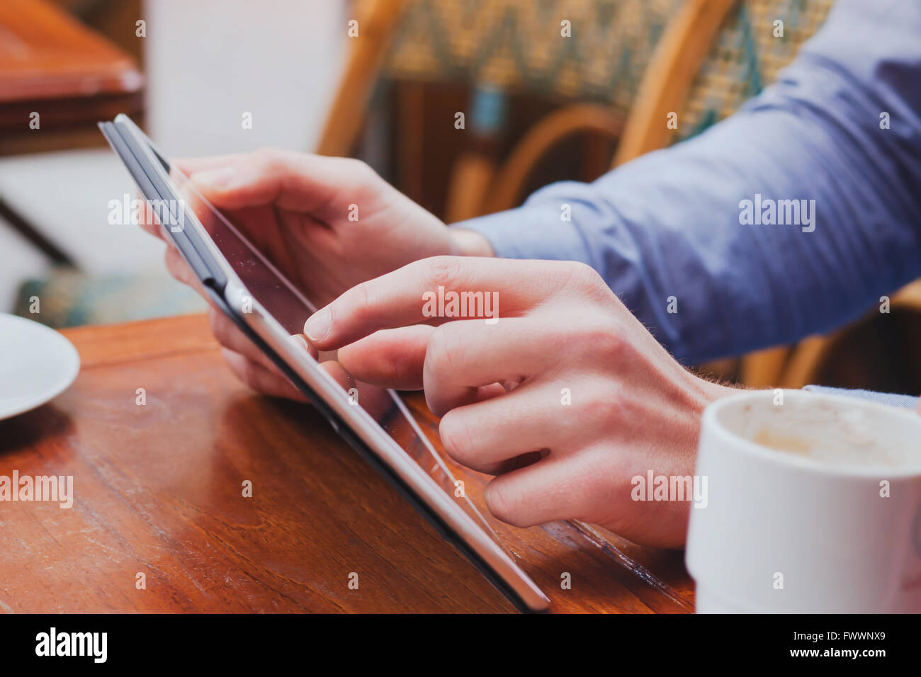 Il controllo della posta elettronica sul touchpad, close up di mani con tavoletta digitale in cafe Foto Stock
