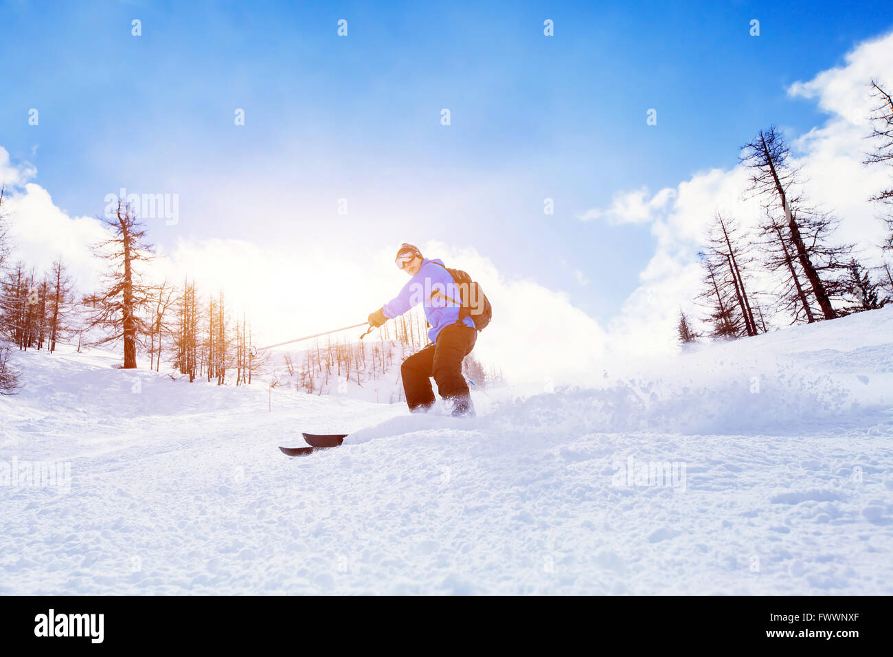 Sciare in discesa in montagne invernali Foto Stock