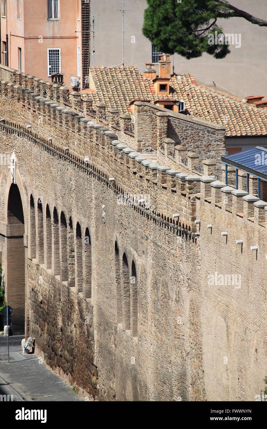 Il Passetto (piccolo passaggio) è un corridoio in cima al vecchio muro del Vaticano tra la Basilica di San Pietro e da Castel Sant'Angelo. Roma Foto Stock