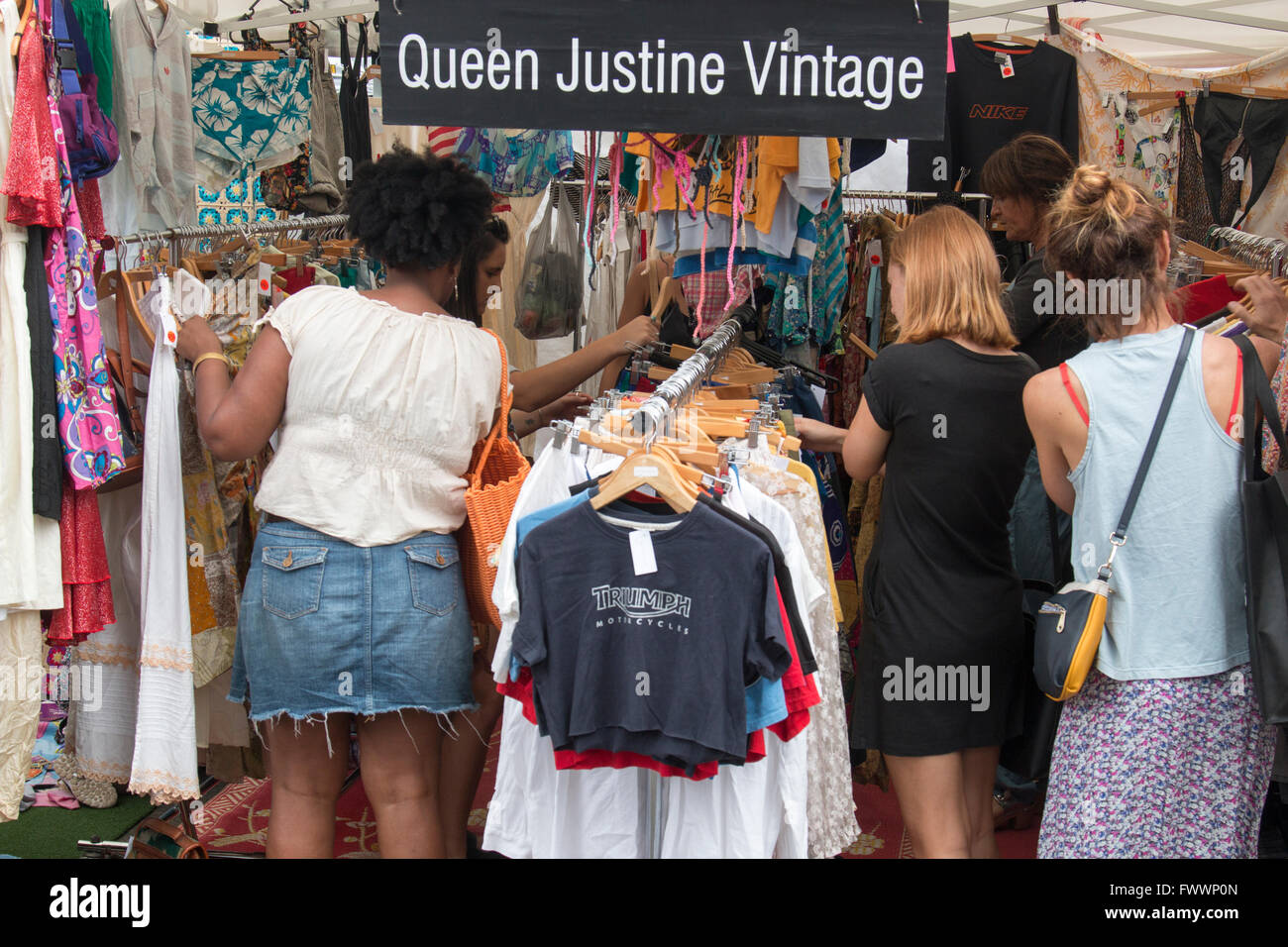 Sydney giorno di mercato, gli acquirenti visitando i titolari di stallo sul nord di Sydney, Australia qui donne navigando attraverso abbigliamento vintage abbigliamento Foto Stock