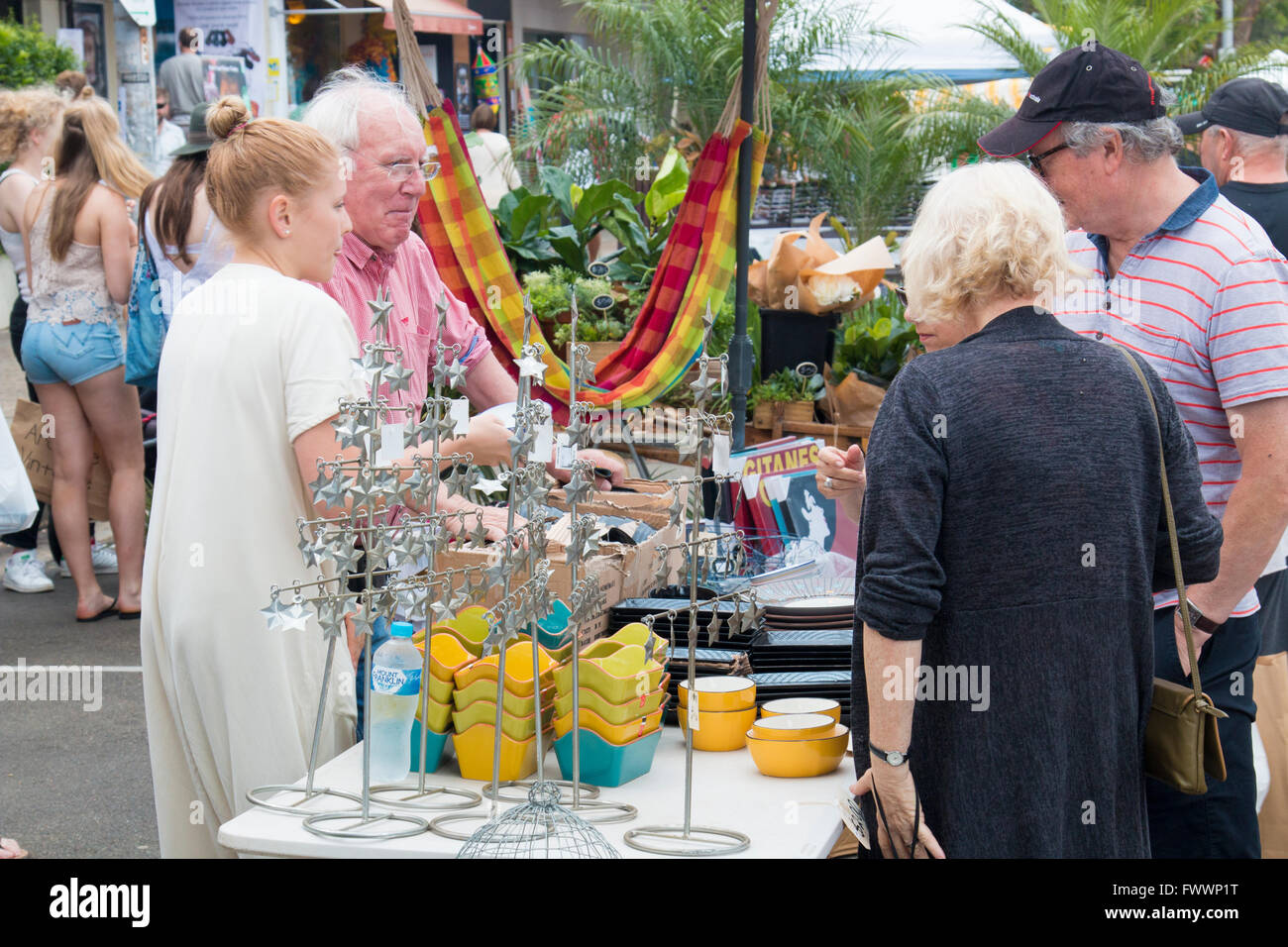 Sydney giorno di mercato, gli acquirenti visitando i titolari di stallo sul nord di Sydney, Australia Foto Stock