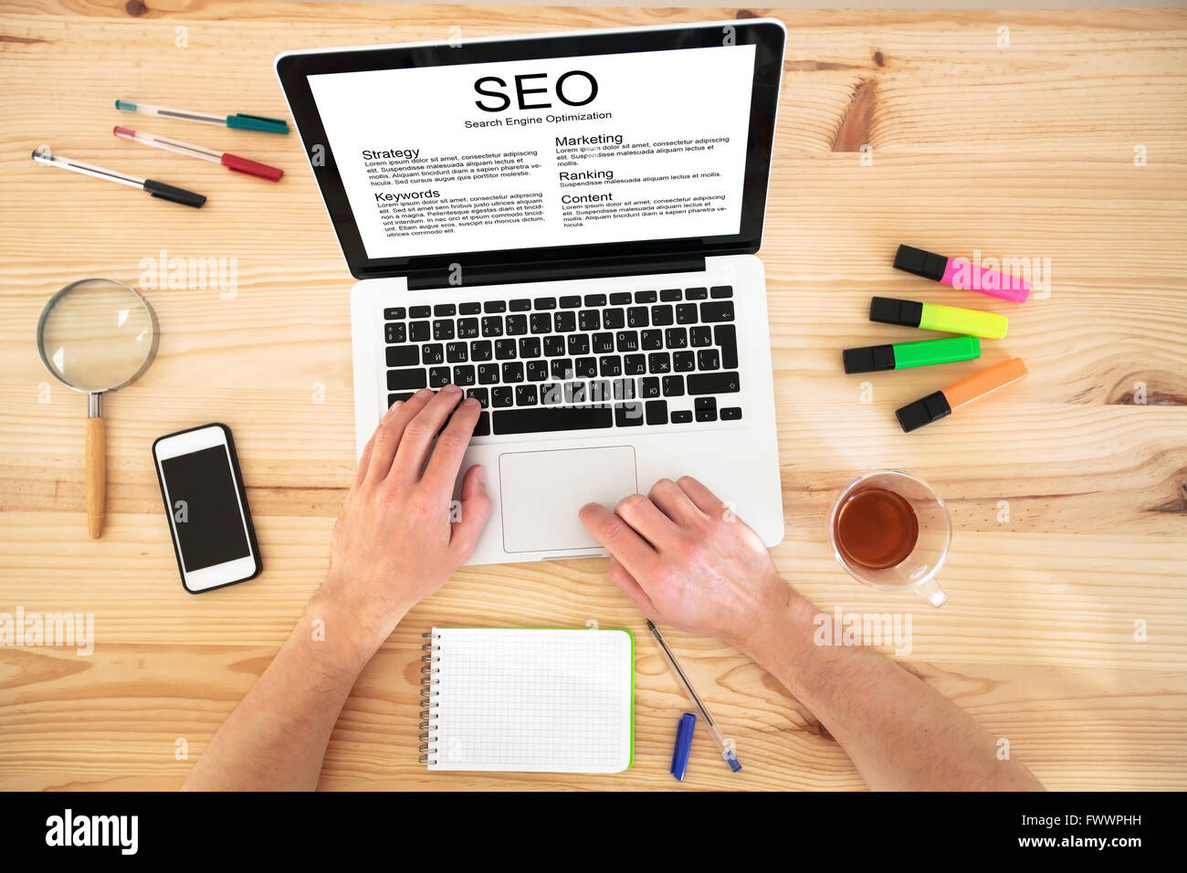 Concetto di SEO sullo schermo del computer portatile, ottimizzazione per i motori di ricerca Foto Stock