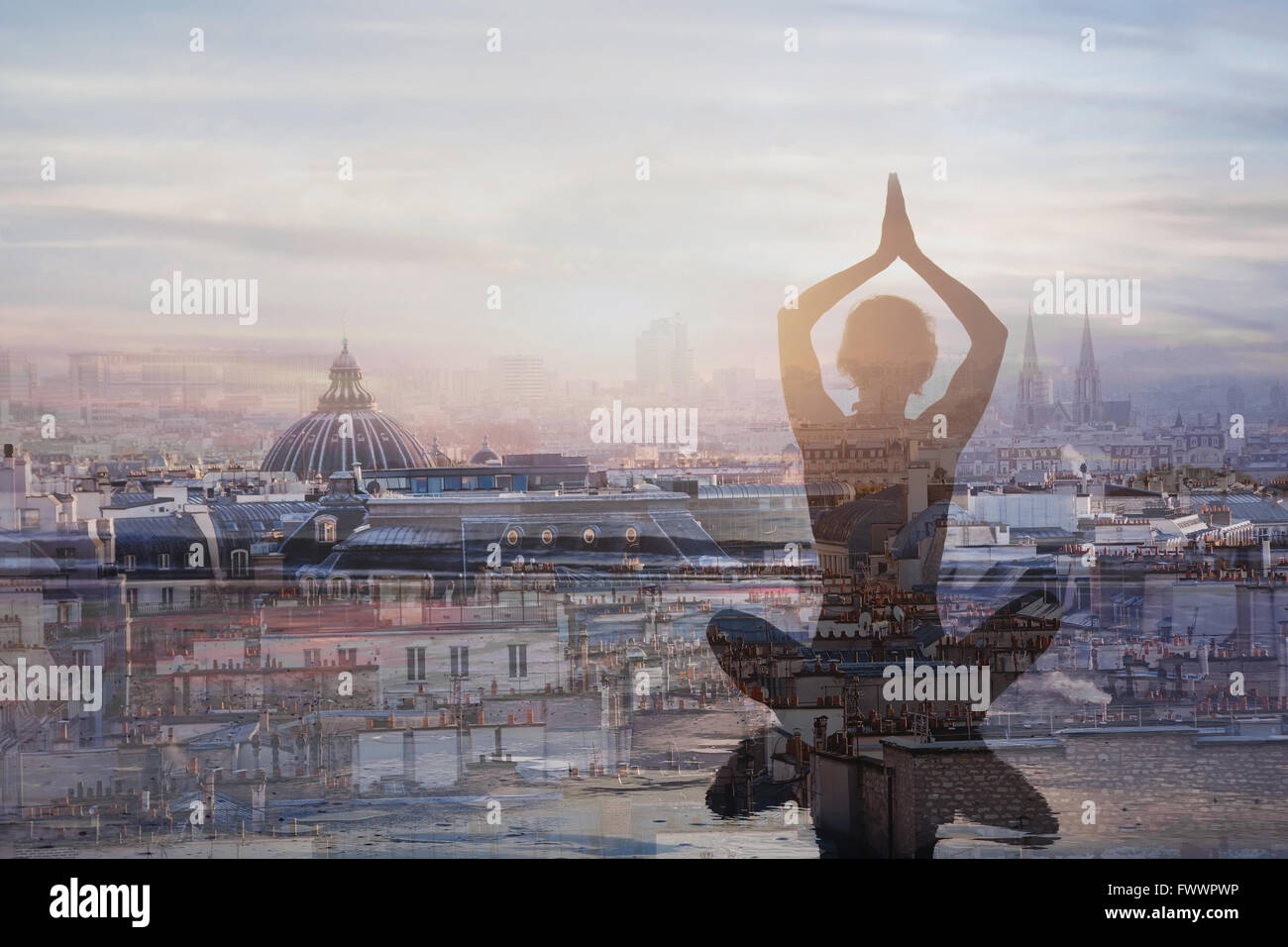 Lo yoga e la meditazione nelle grandi città, doppia esposizione, mindfulness concetto, l'armonia nella vita Foto Stock