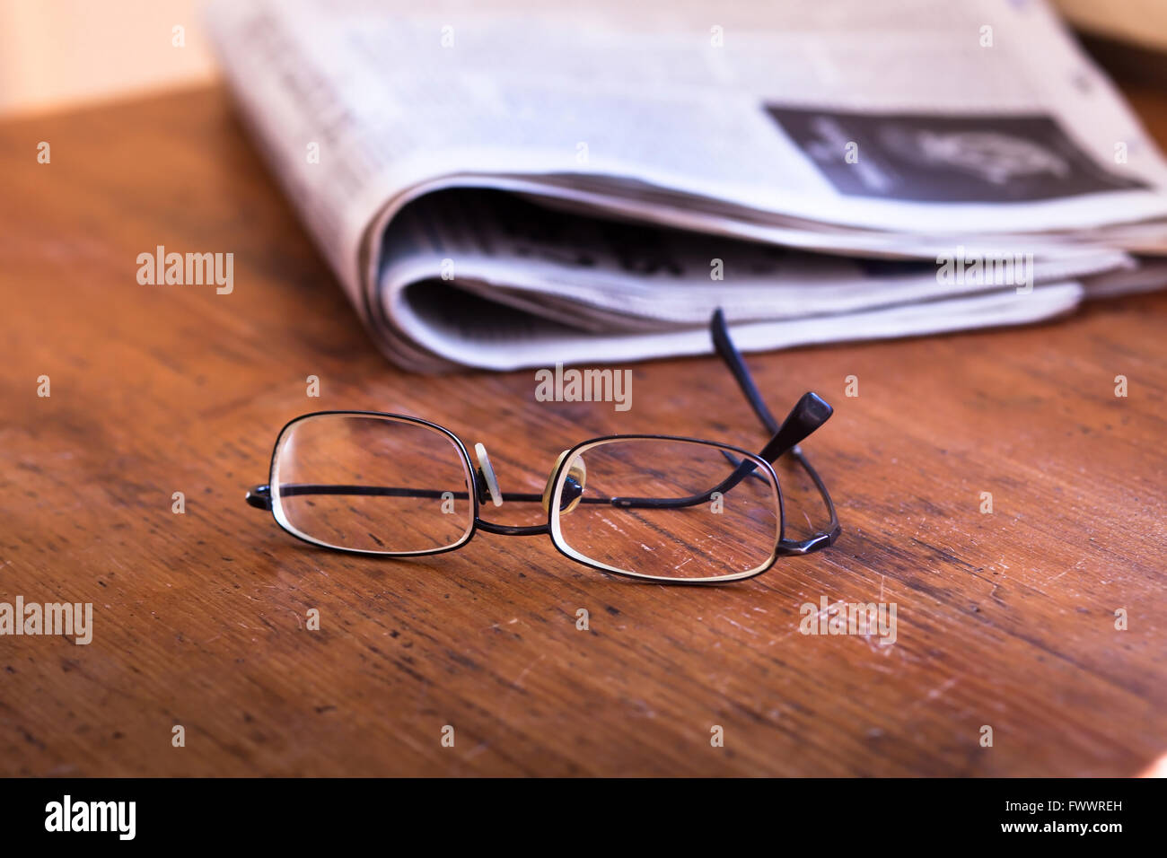 Lettura dei giornali, bicchieri e daily news sul tavolo di legno Foto Stock