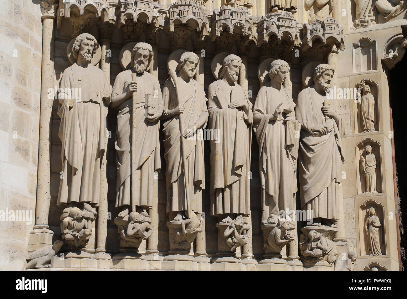 La Francia. Parigi. La facciata occidentale, la cattedrale di Notre-dame.del XIII secolo. Il portale dell'ultima sentenza, apostoli a sinistra. Foto Stock