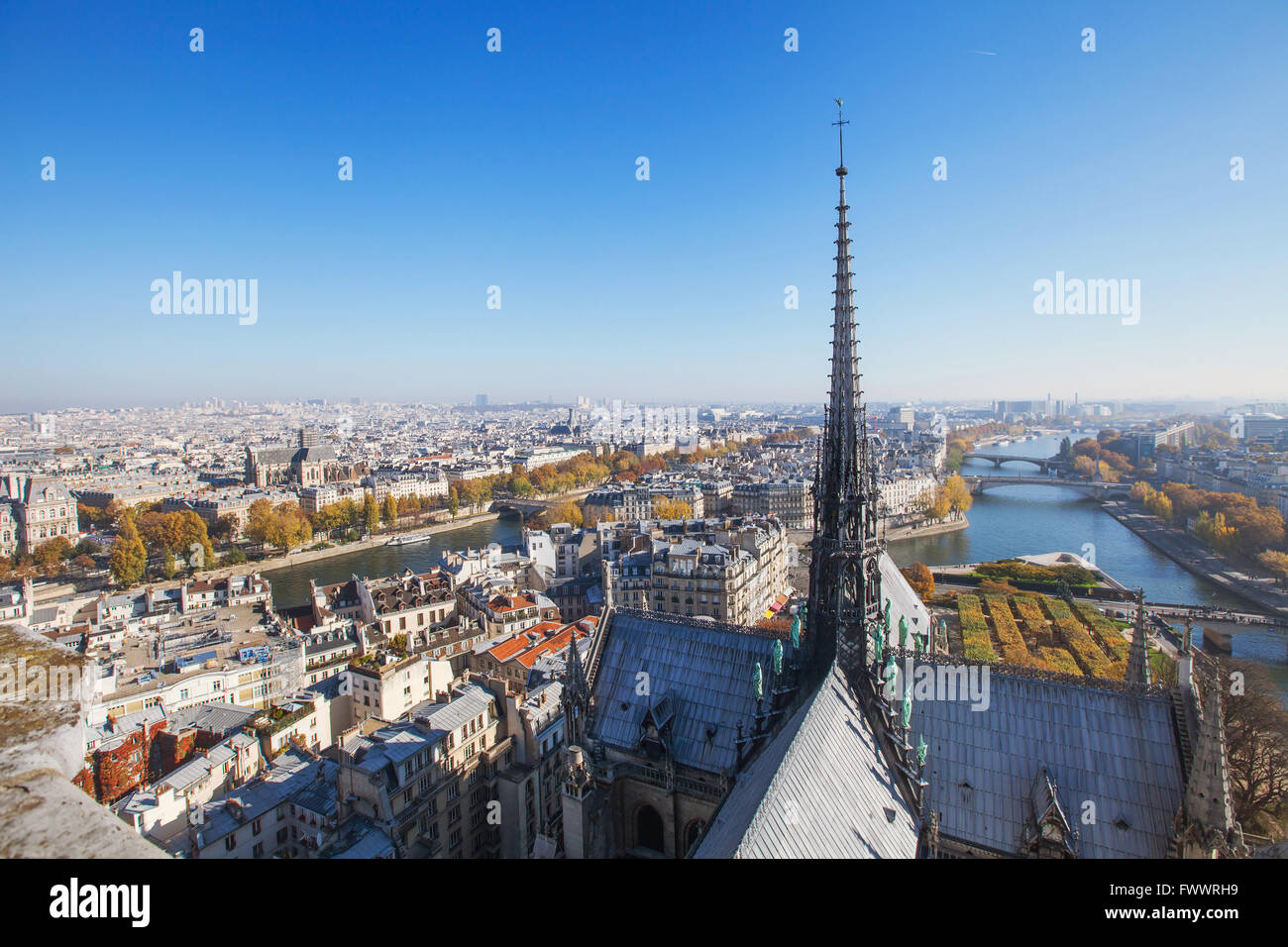 Vista panoramica di Parigi dalla cattedrale di Notre Dame, architettura gotica, bellissima città europea, Francia Foto Stock