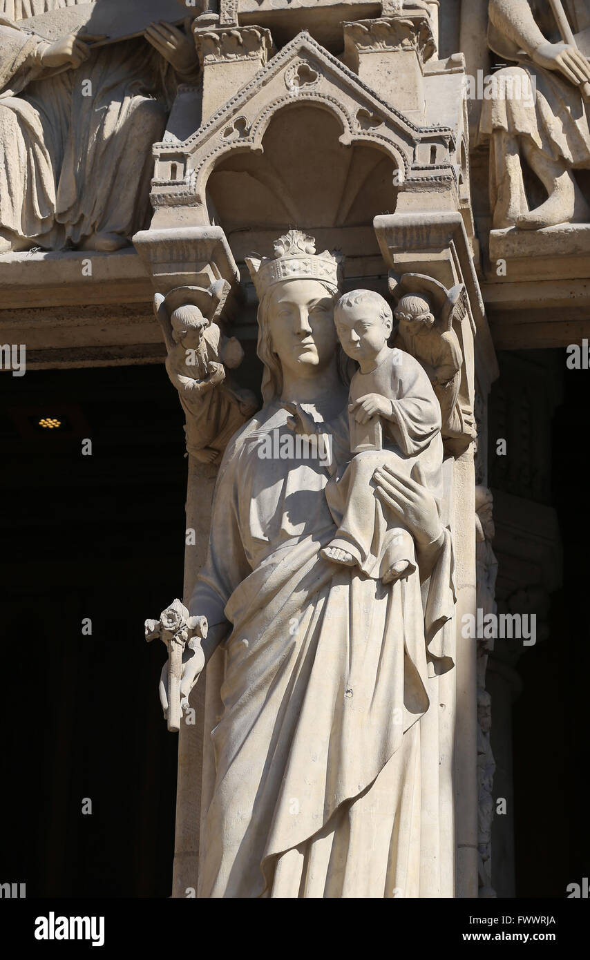 La Francia. Parigi.La facciata occidentale, la cattedrale di Notre Dame. Gotico. Xiii c. Portale della Vergine. Vergine con Bambino, mullion. Foto Stock
